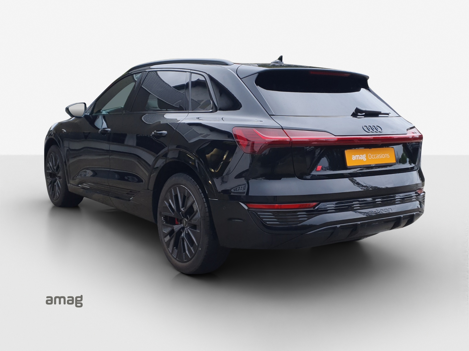 AUDI Q8 50 e-tron Black Edition quattro-image-2