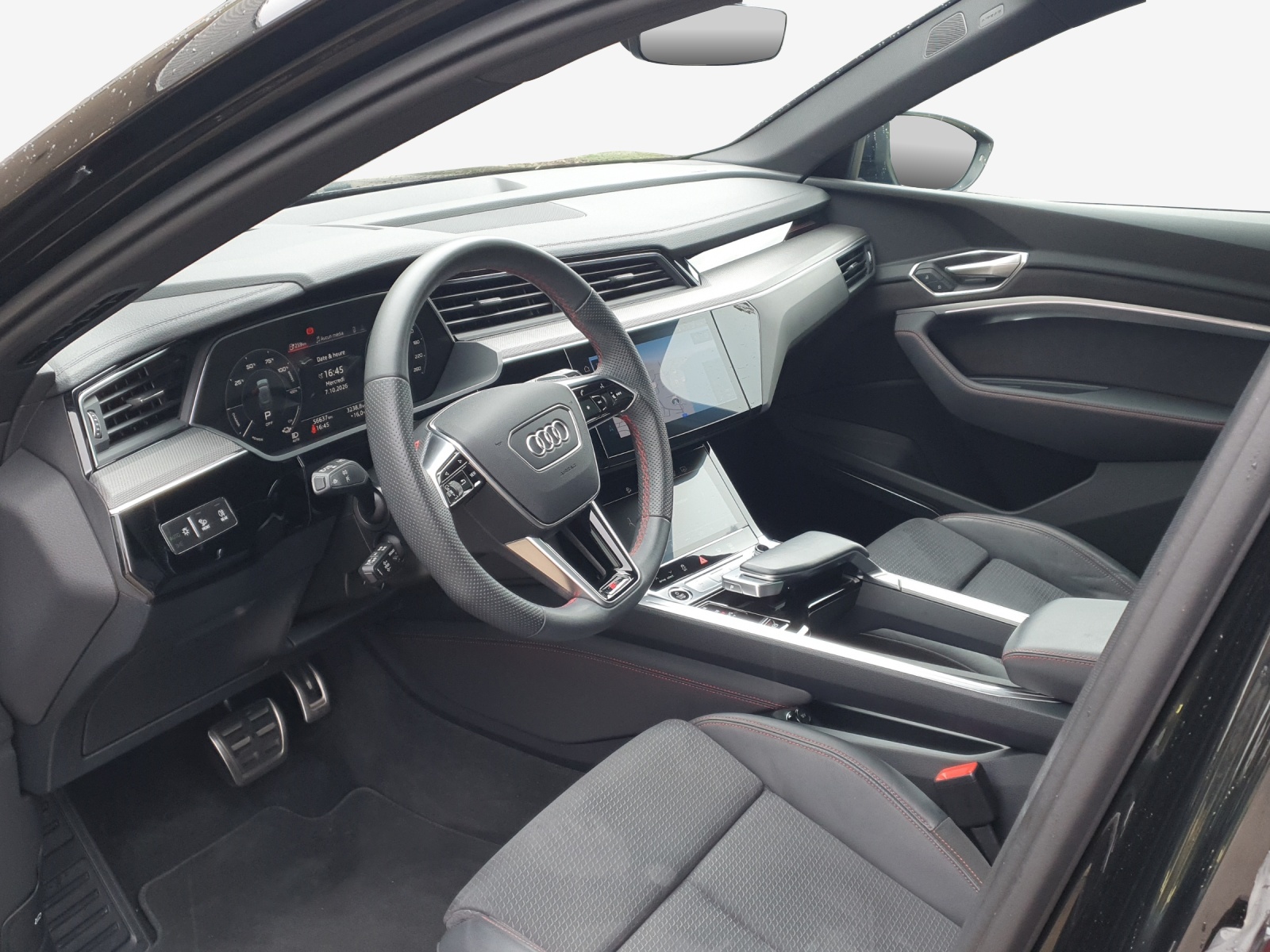 AUDI Q8 50 e-tron Black Edition quattro-image-15