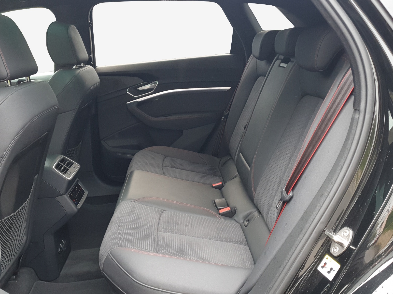AUDI Q8 50 e-tron Black Edition quattro-image-11