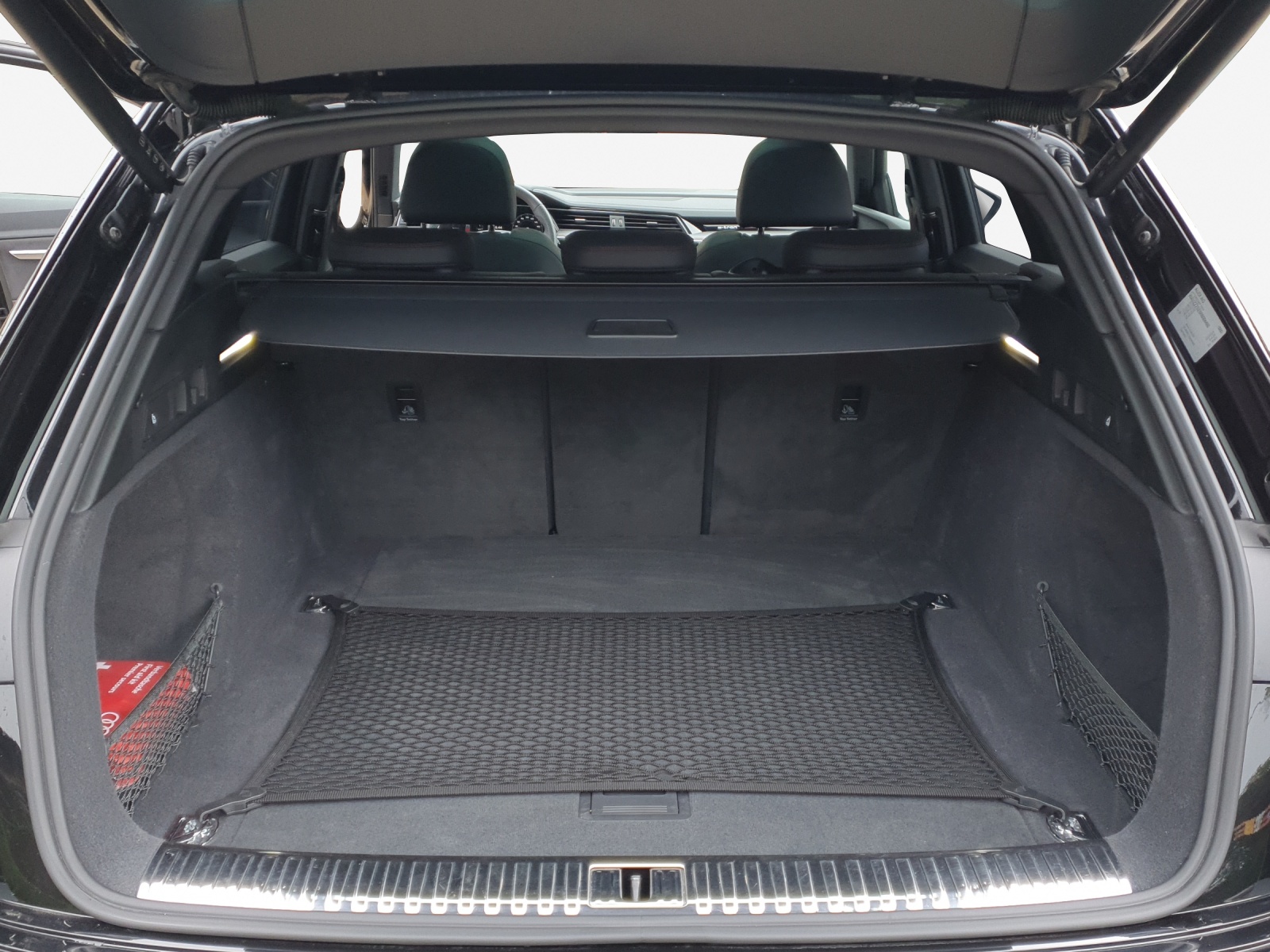 AUDI Q8 50 e-tron Black Edition quattro-image-12