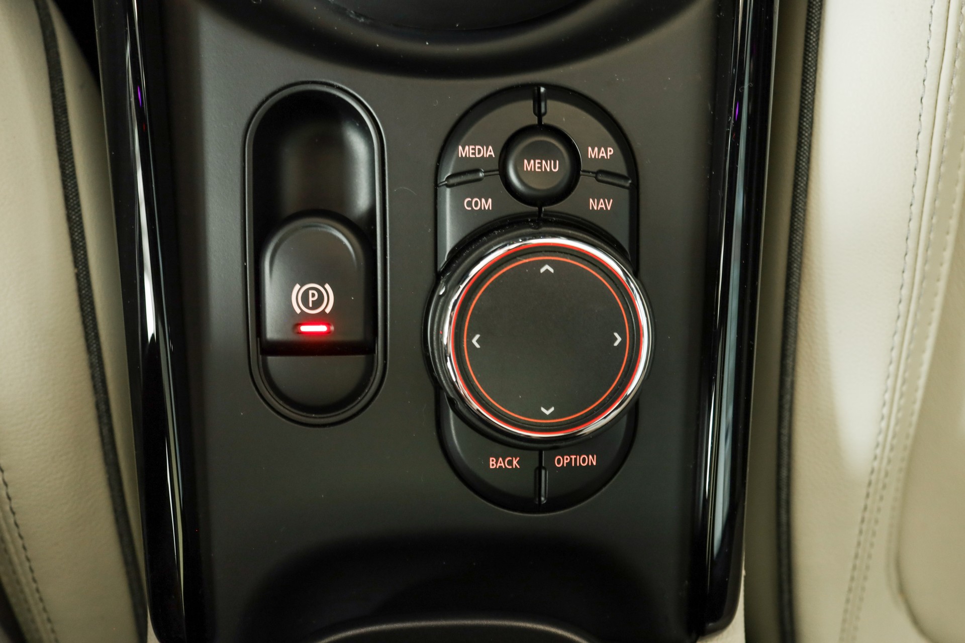 MINI Clubman Cooper S ALL4 Steptronic • Toit panoramique • Head-up Display • Harman Kardon-image-22