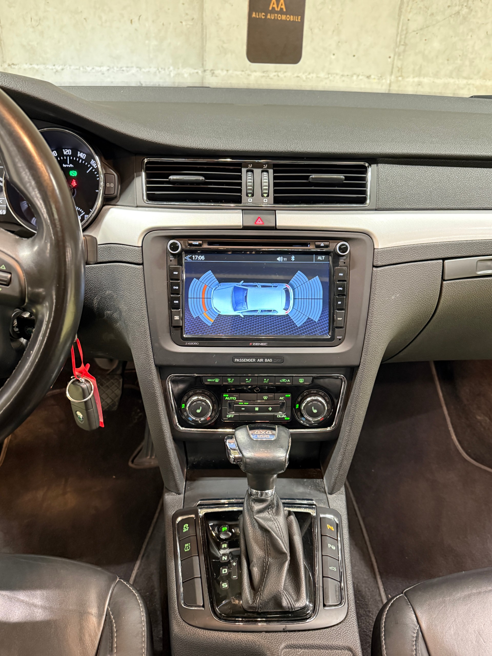 SKODA Superb Combi 2.0 TDi Elegance 4x4 DSG-image-14