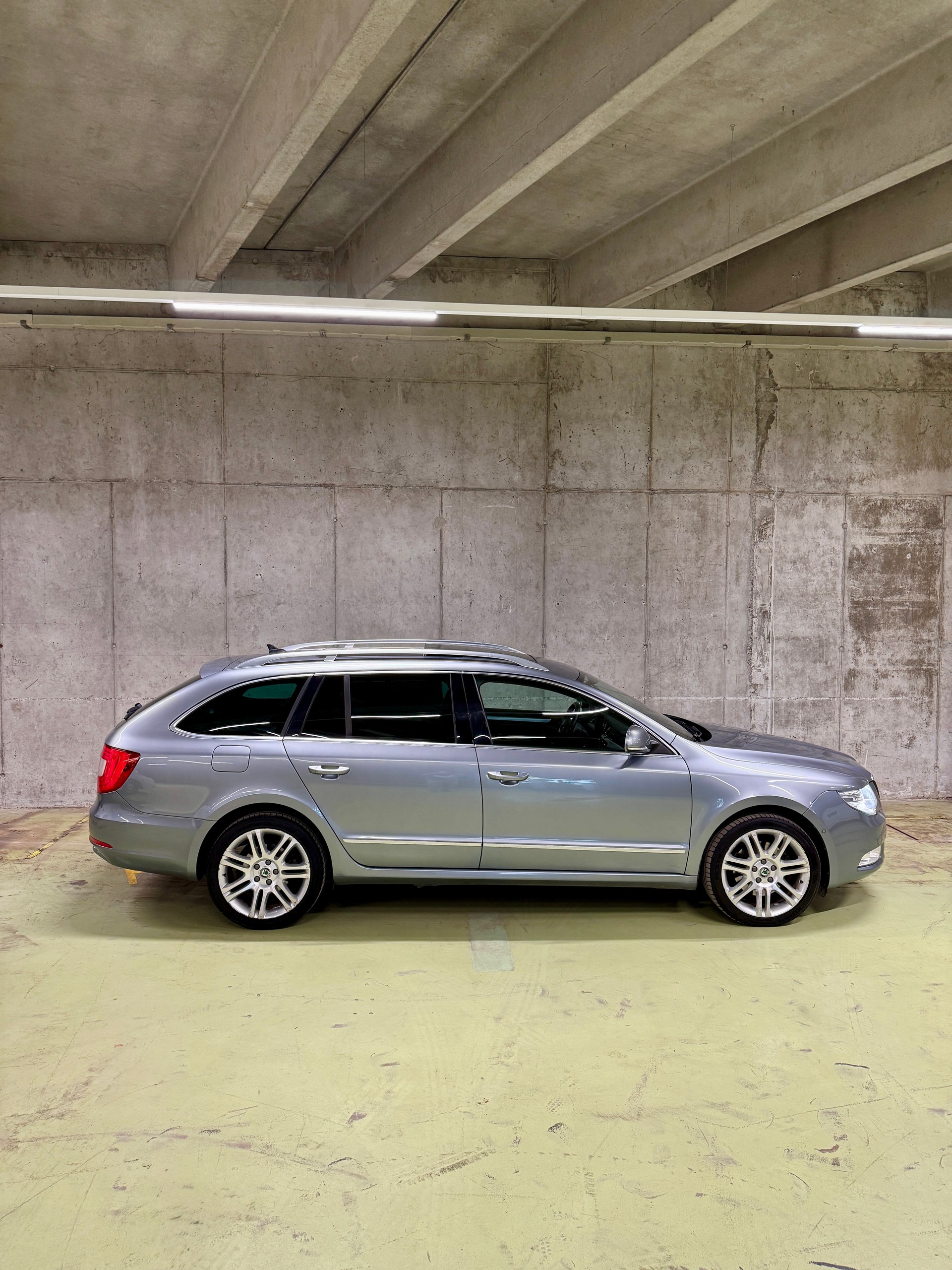 SKODA Superb Combi 2.0 TDi Elegance 4x4 DSG-image-3