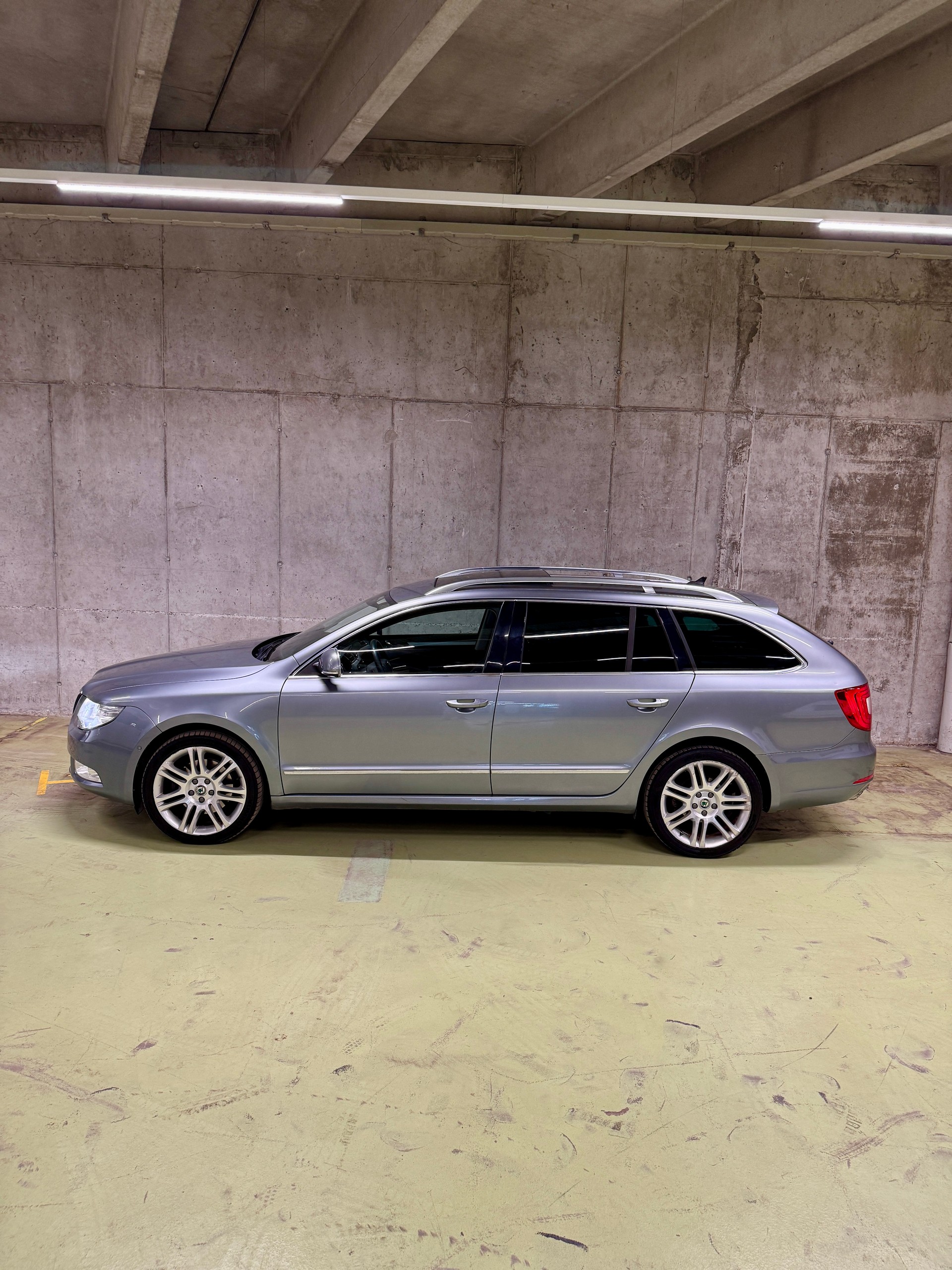 SKODA Superb Combi 2.0 TDi Elegance 4x4 DSG-image-7