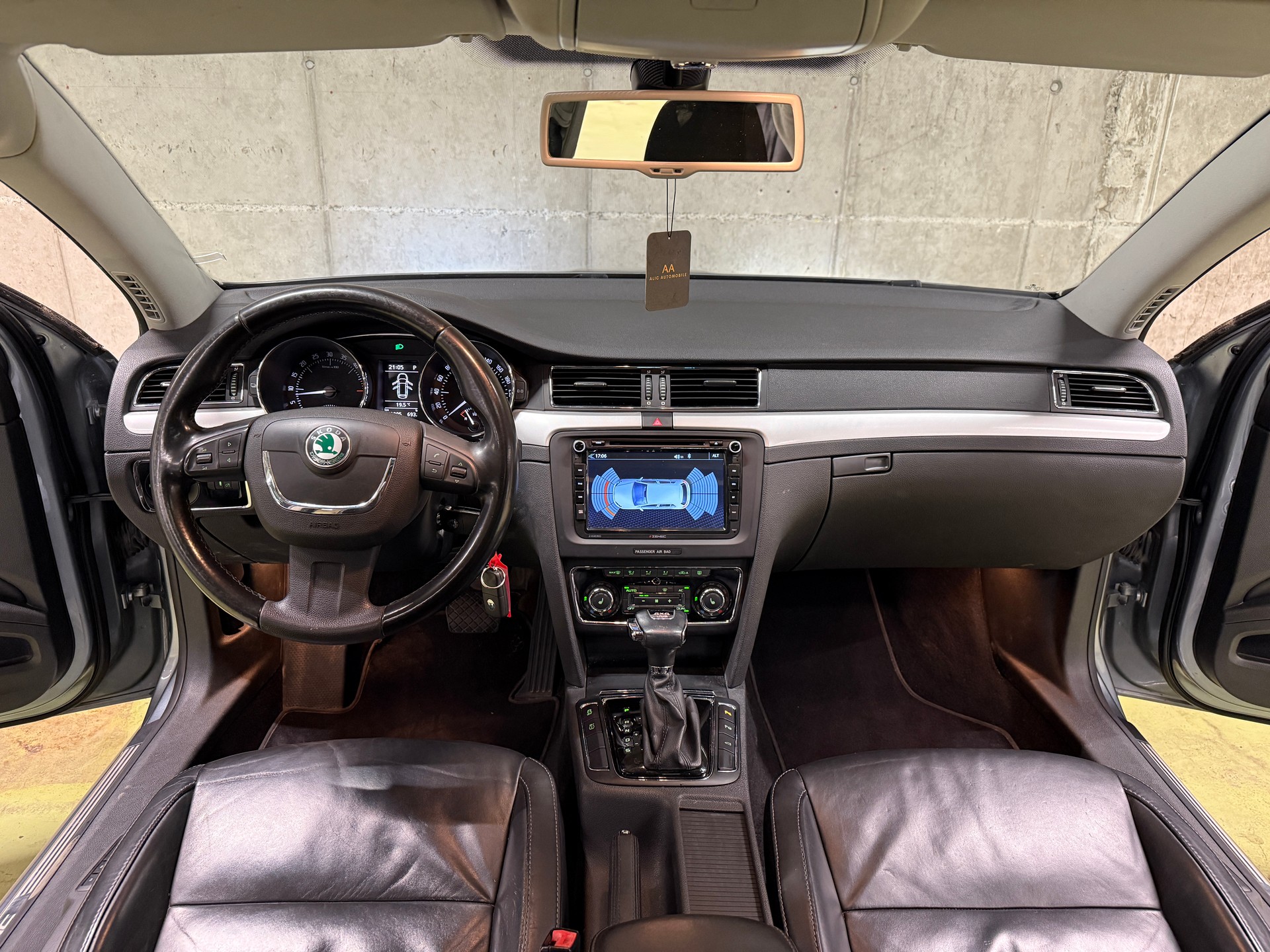 SKODA Superb Combi 2.0 TDi Elegance 4x4 DSG-image-12