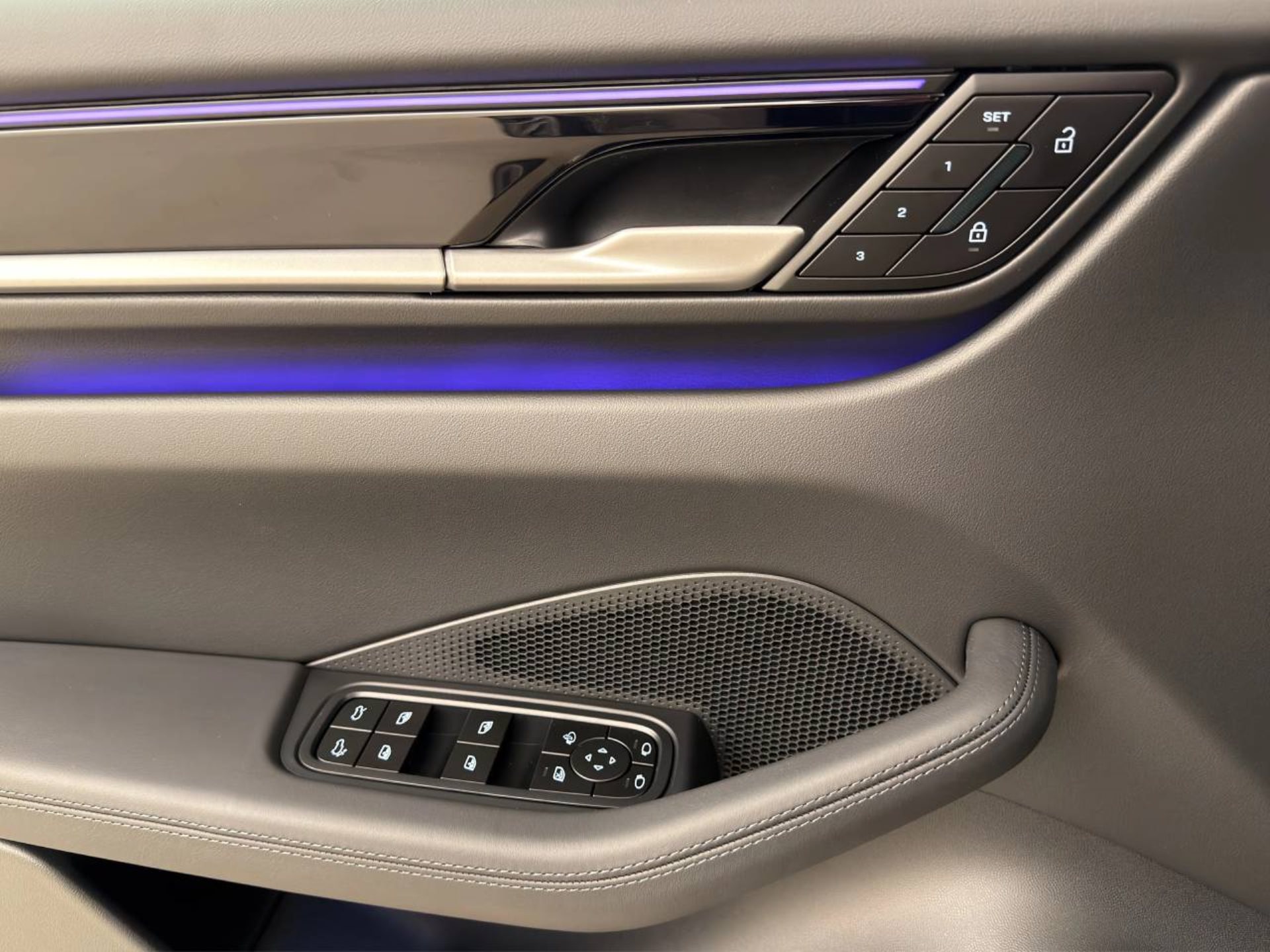 PORSCHE Macan 4-image-19