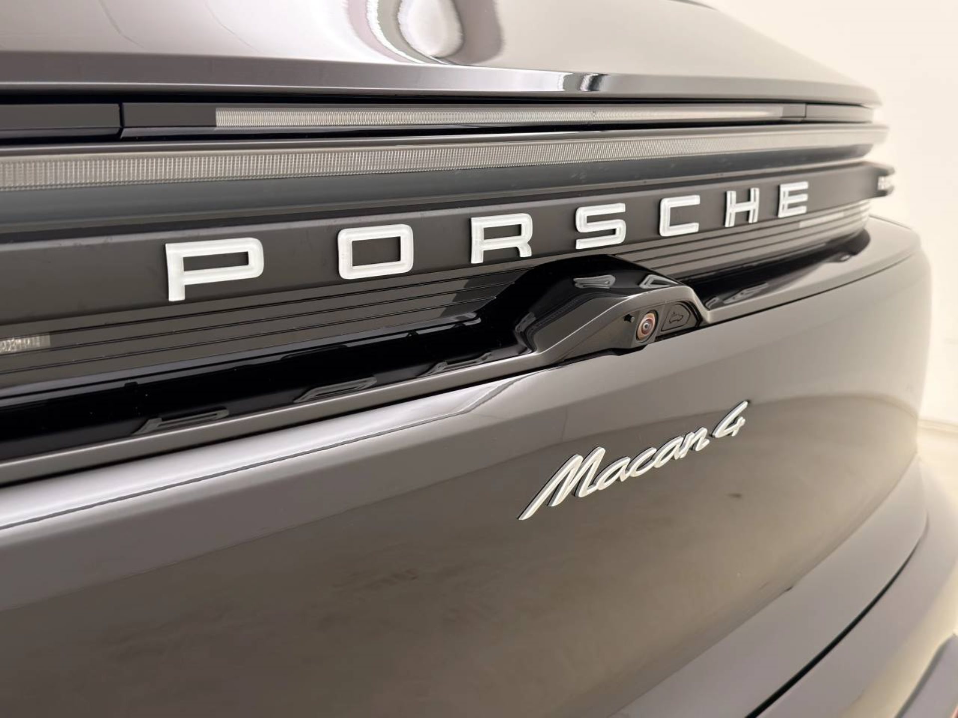 PORSCHE Macan 4-image-11
