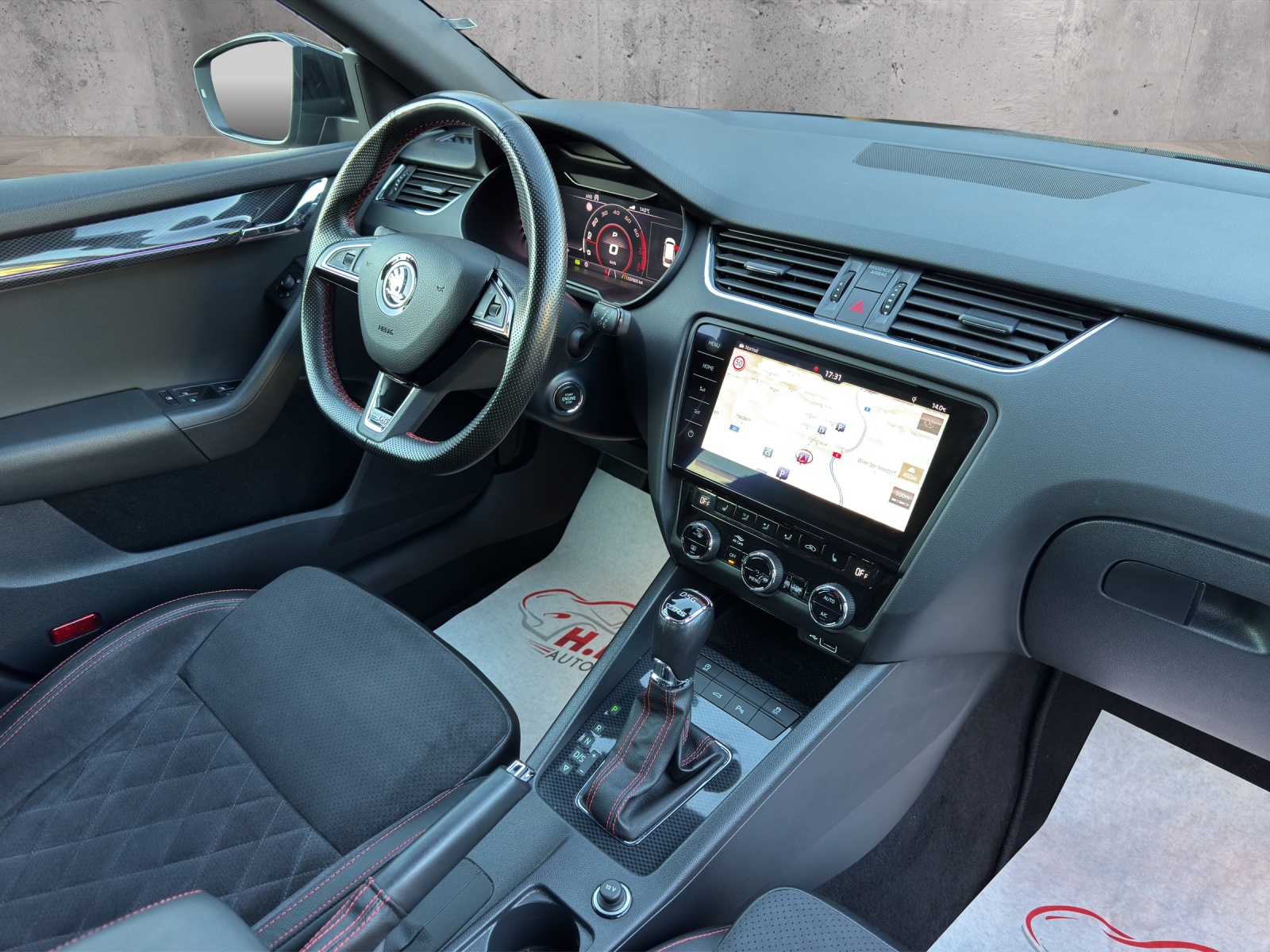 SKODA Octavia Combi 2.0 TSI RS DSG-image-12