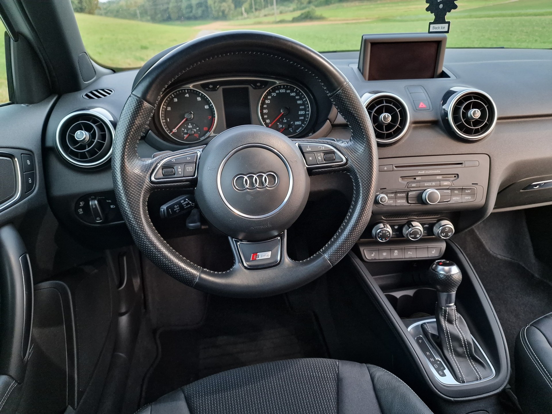 AUDI A1 Sportback Sport 1.4 TFSI Ambition S-tronic-image-8