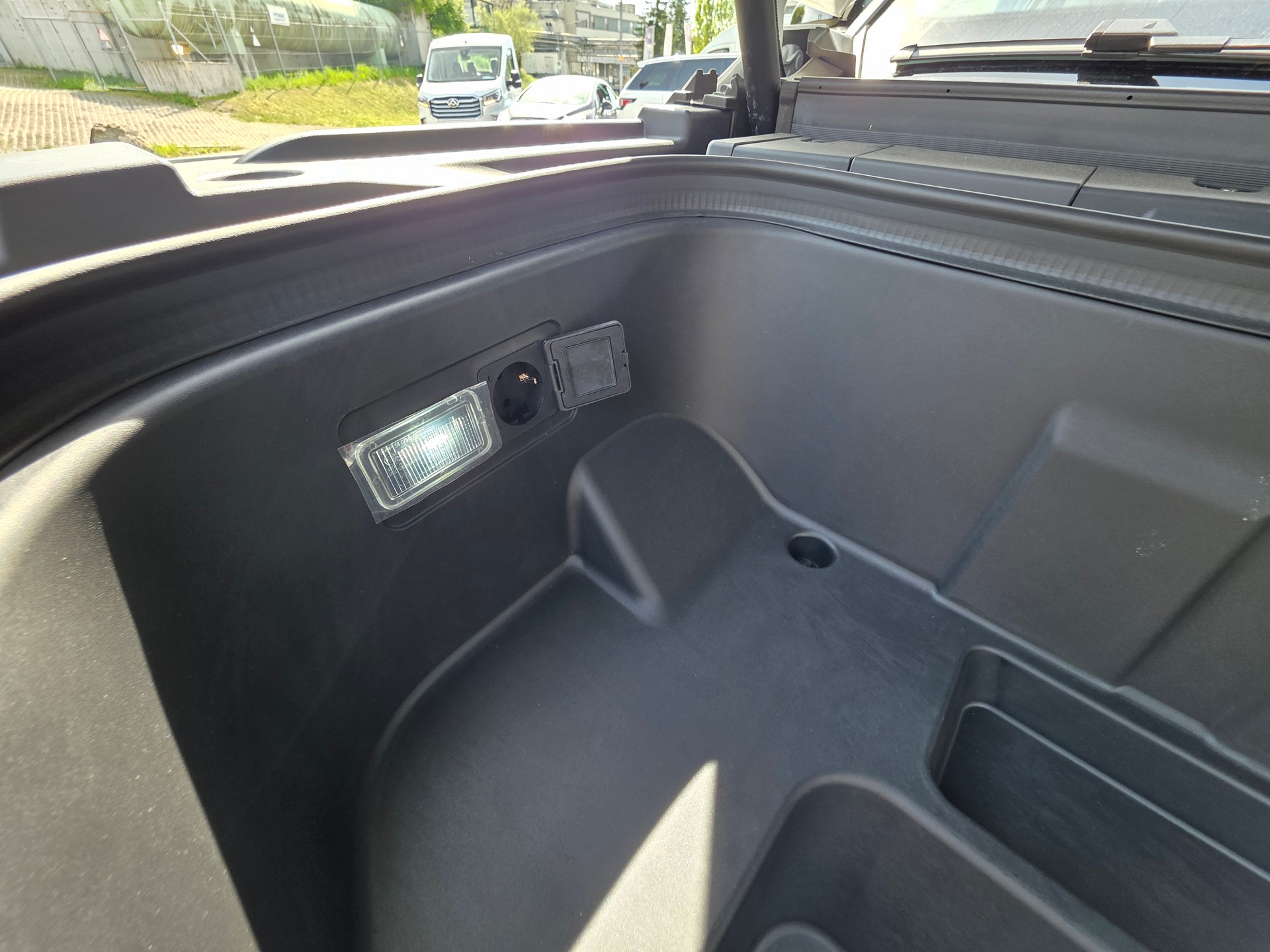 MAXUS eTerron 9 102kWh Luxury-image-9