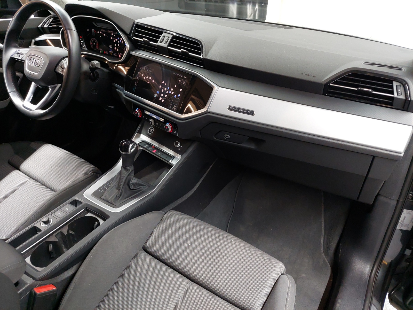 AUDI Q3 35 TDI S line quattro S-tronic-image-9