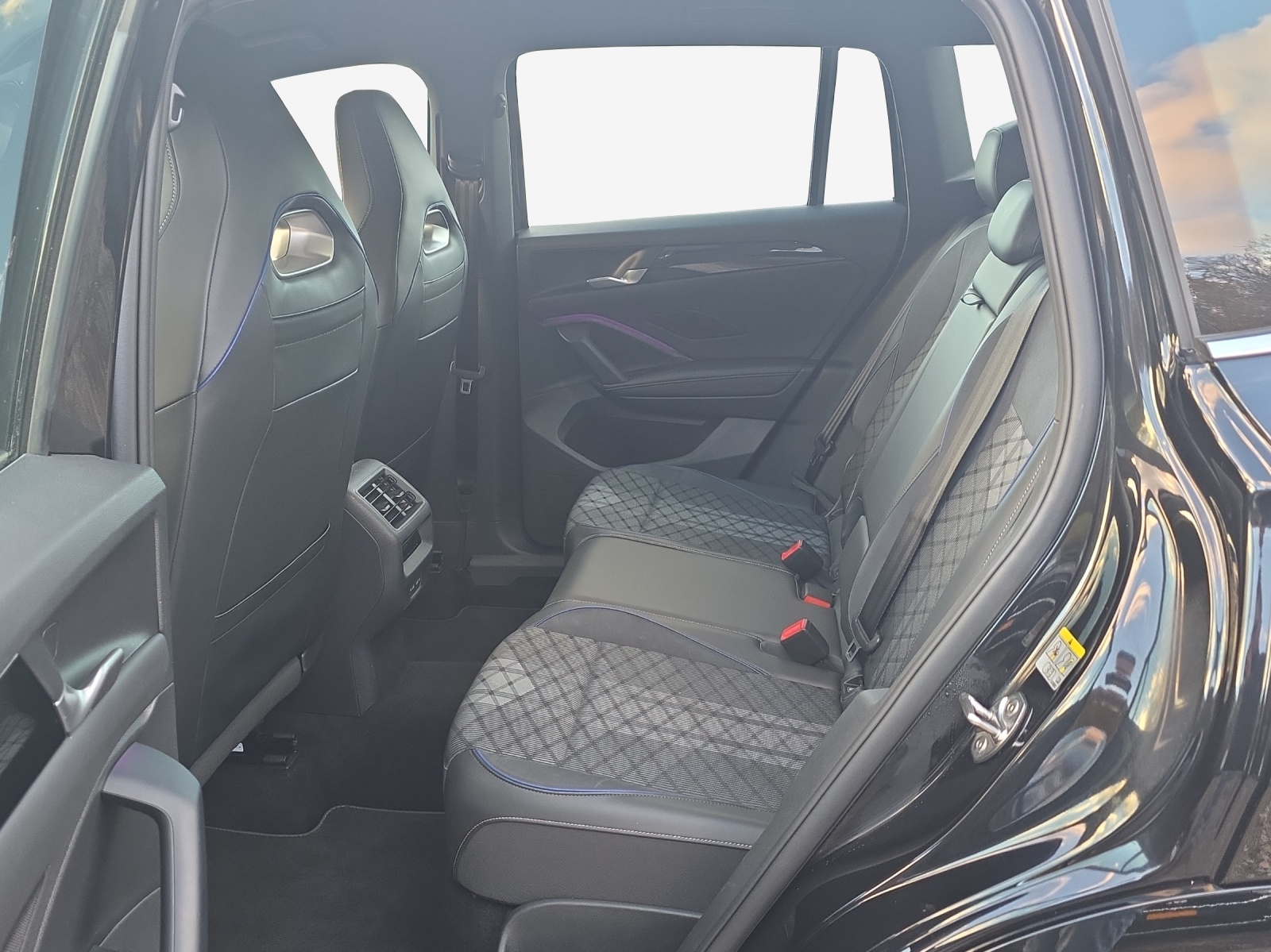VW Tiguan 2.0 TDI SCR R-Line 4Motion DSG-image-11