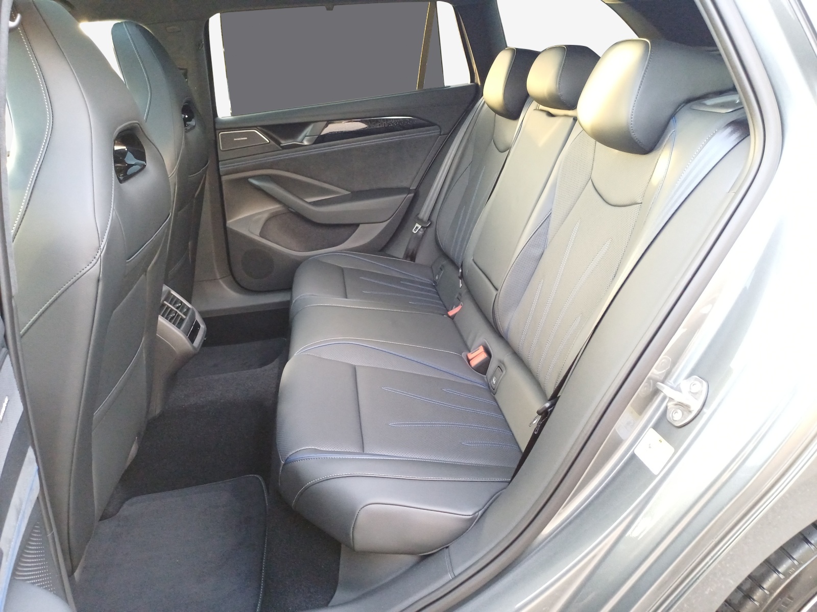VW Passat Variant 2.0 TSI evo4 R-Line 4 Motion DSG-image-11