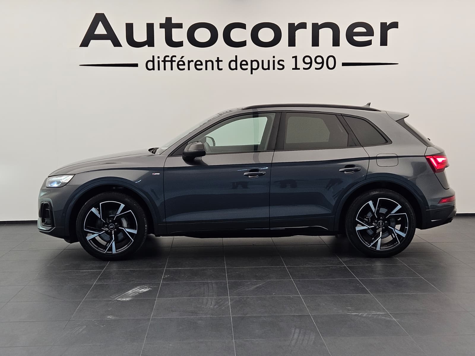 AUDI Q5 50 TFSI e PHEV Black Edition quattro S-tronic-image-4