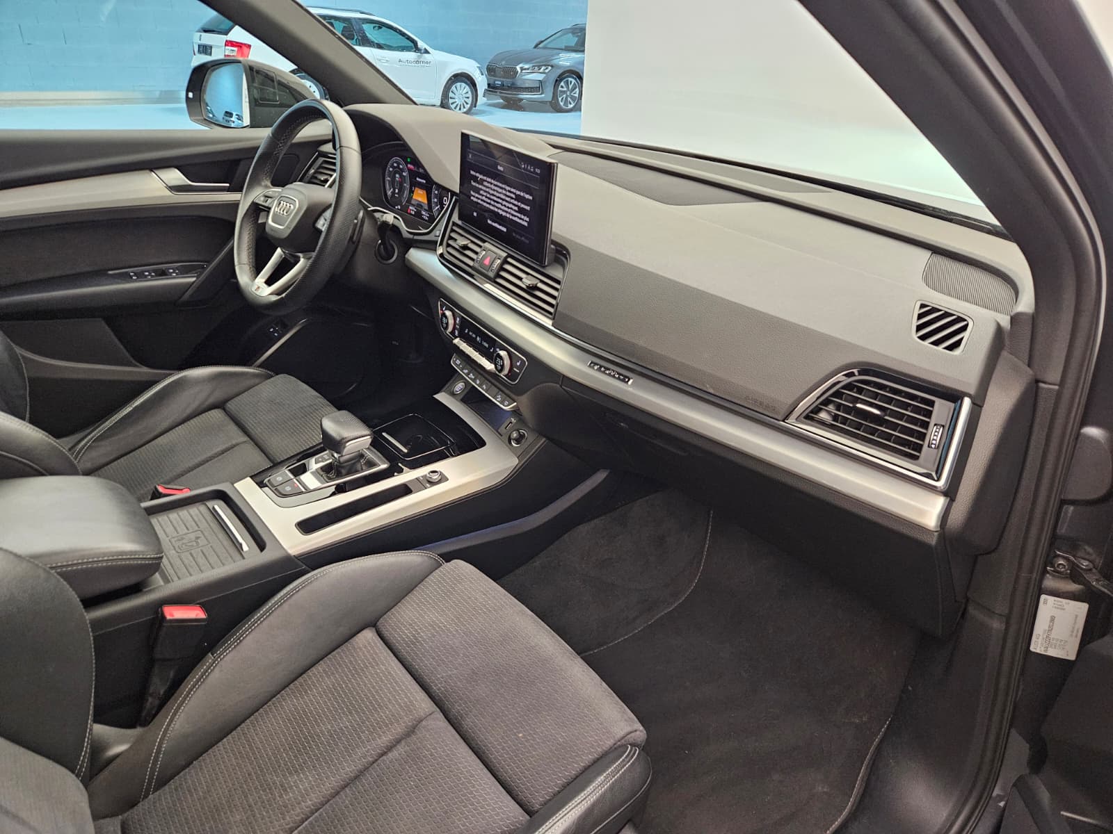 AUDI Q5 50 TFSI e PHEV Black Edition quattro S-tronic-image-11