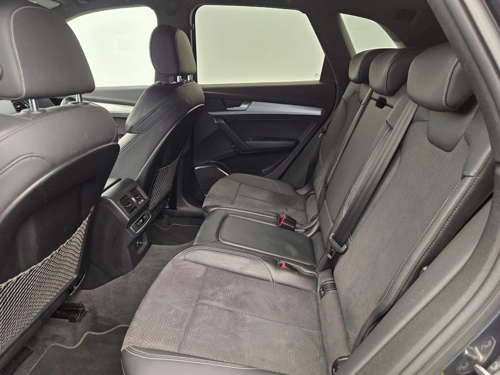 AUDI Q5 50 TFSI e PHEV Black Edition quattro S-tronic-image-12