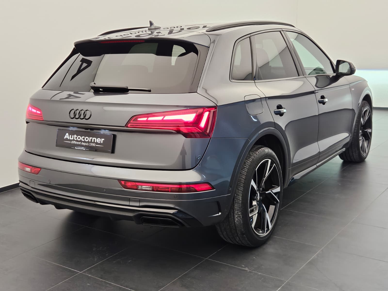 AUDI Q5 50 TFSI e PHEV Black Edition quattro S-tronic-image-6