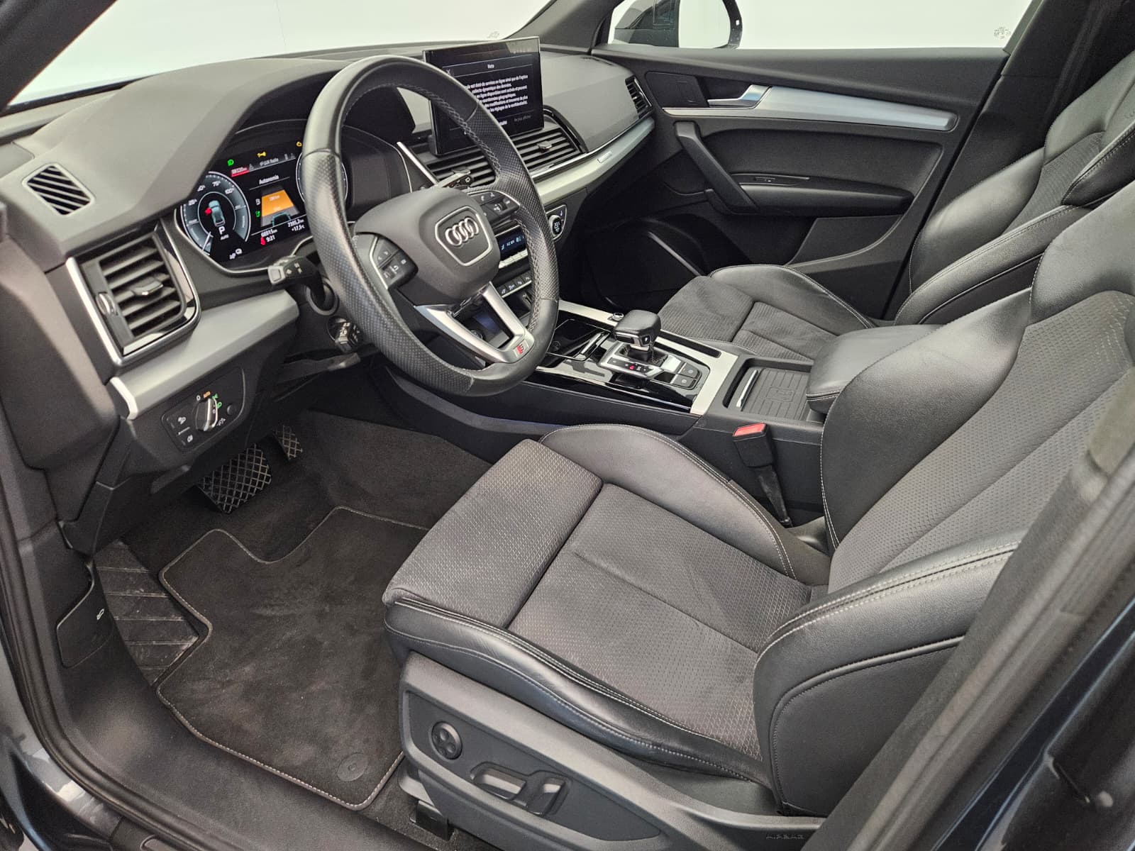 AUDI Q5 50 TFSI e PHEV Black Edition quattro S-tronic-image-10