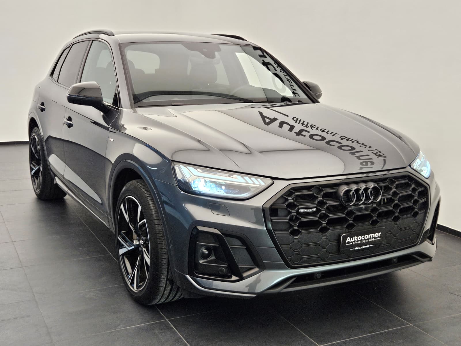 AUDI Q5 50 TFSI e PHEV Black Edition quattro S-tronic-image-3