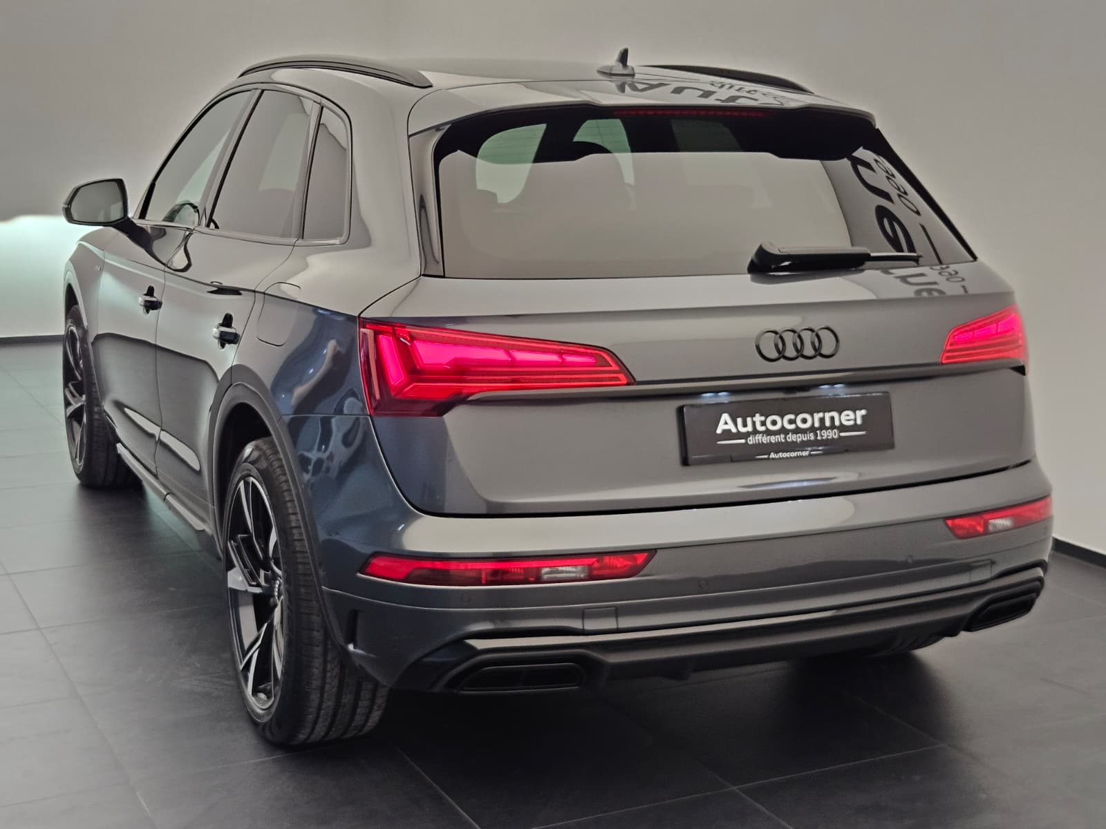 AUDI Q5 50 TFSI e PHEV Black Edition quattro S-tronic-image-8