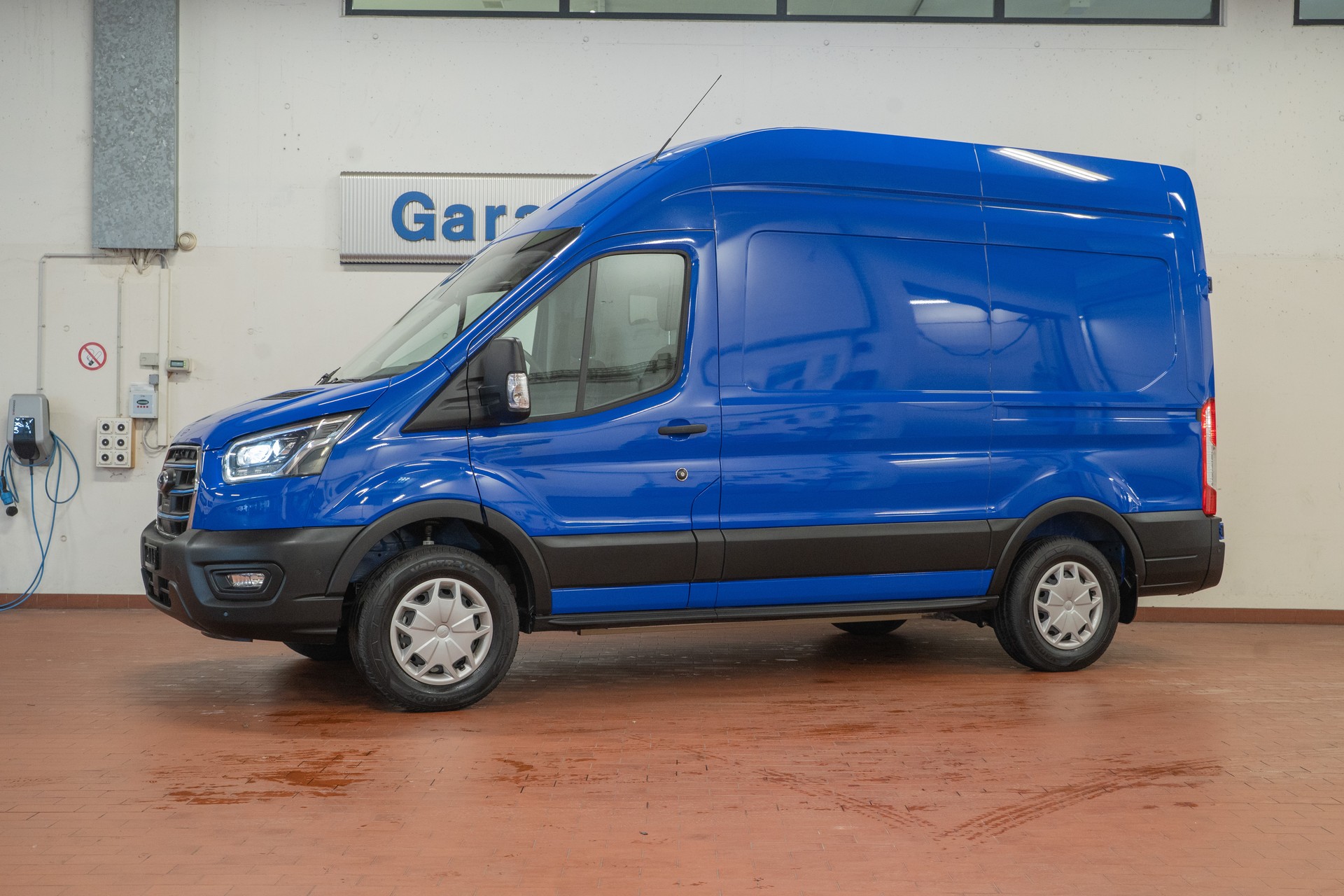 FORD E-Transit Van 390 L2H2 68kWh Trend-image-0