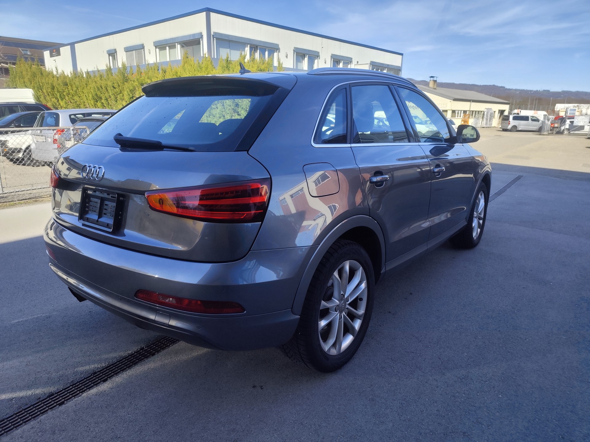 AUDI Q3 2.0 TFSI quattro S-tronic-image-4