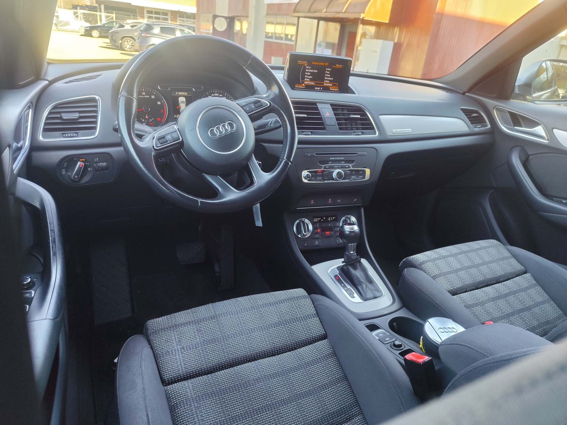 AUDI Q3 2.0 TFSI quattro S-tronic-image-9