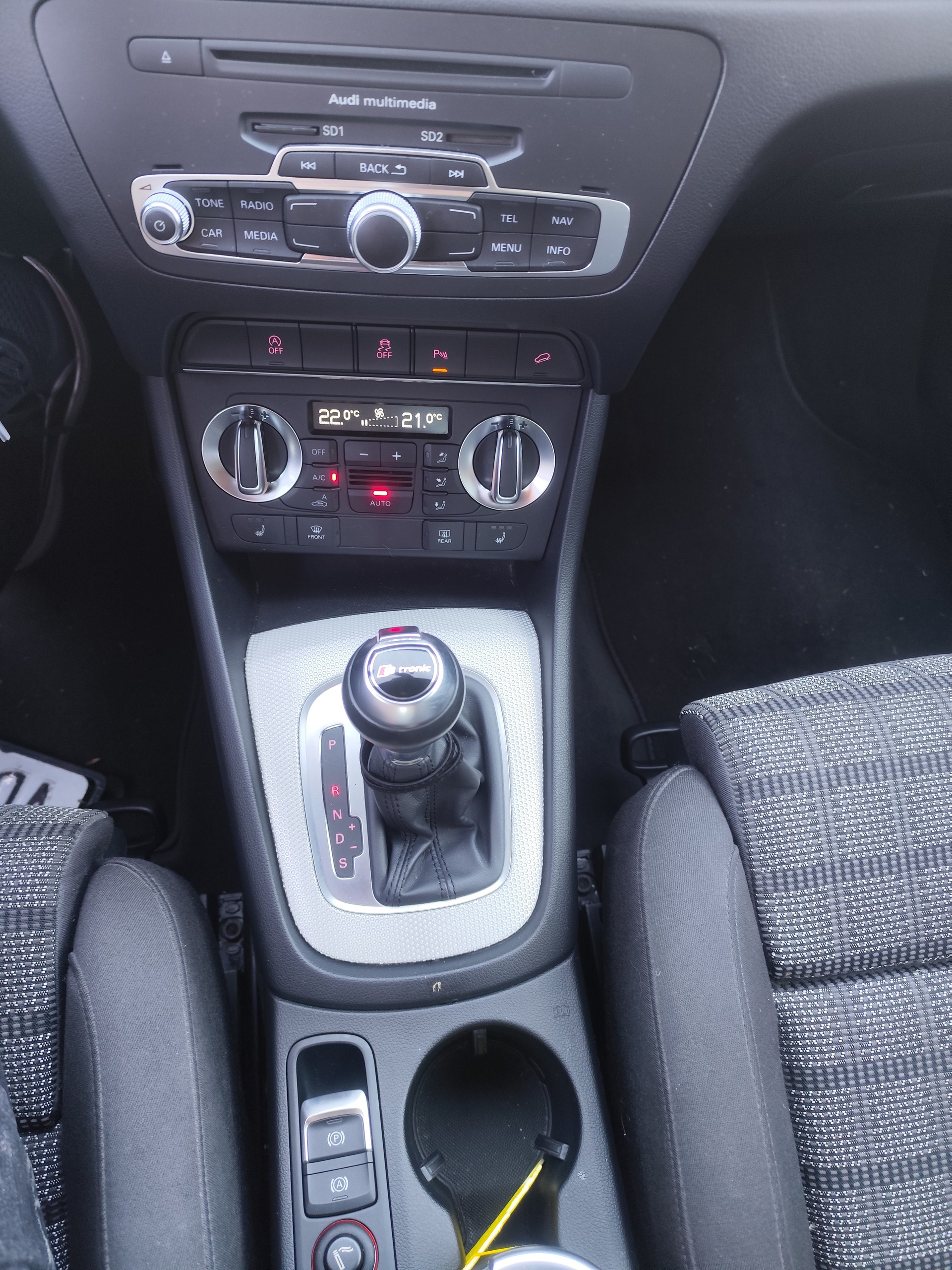AUDI Q3 2.0 TFSI quattro S-tronic-image-12