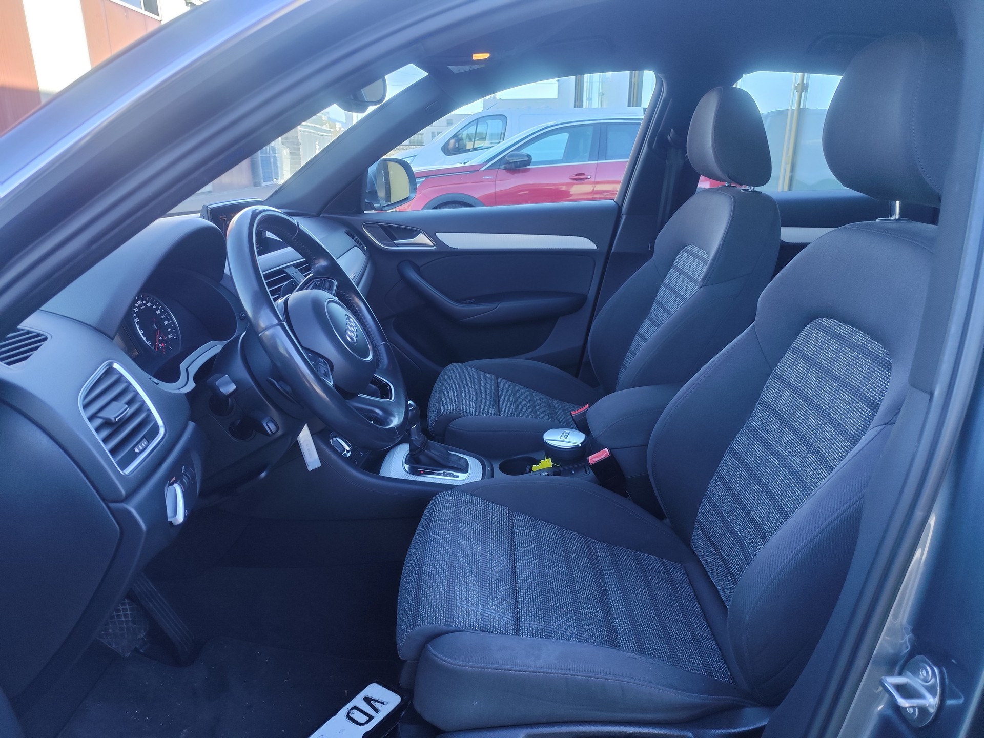 AUDI Q3 2.0 TFSI quattro S-tronic-image-10