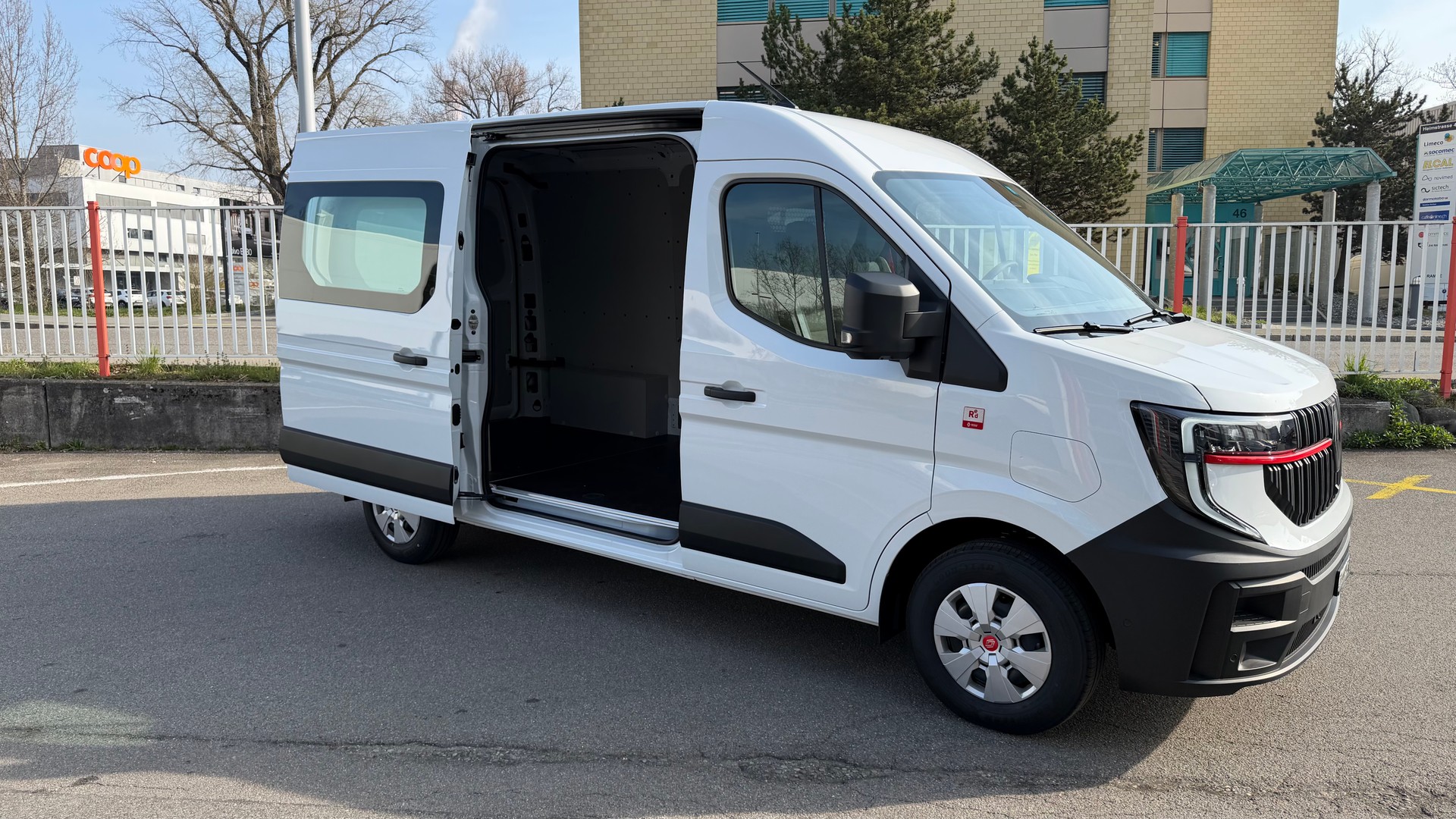 RENAULT E-Tech Master RedEdition L2H2-showroom-element-1