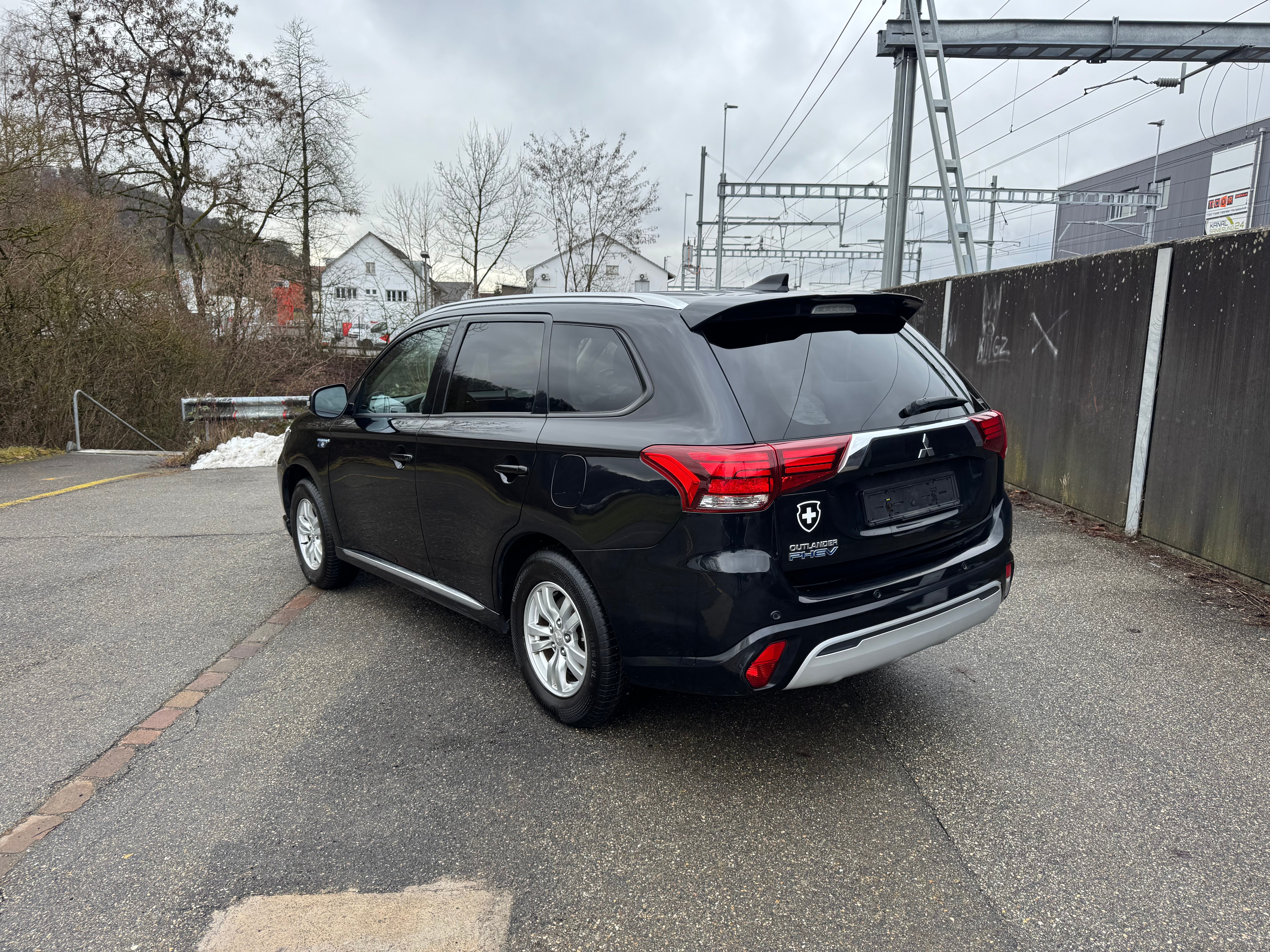 MITSUBISHI Outlander 2.4 PHEV Value 4WD Automatic — slika 3