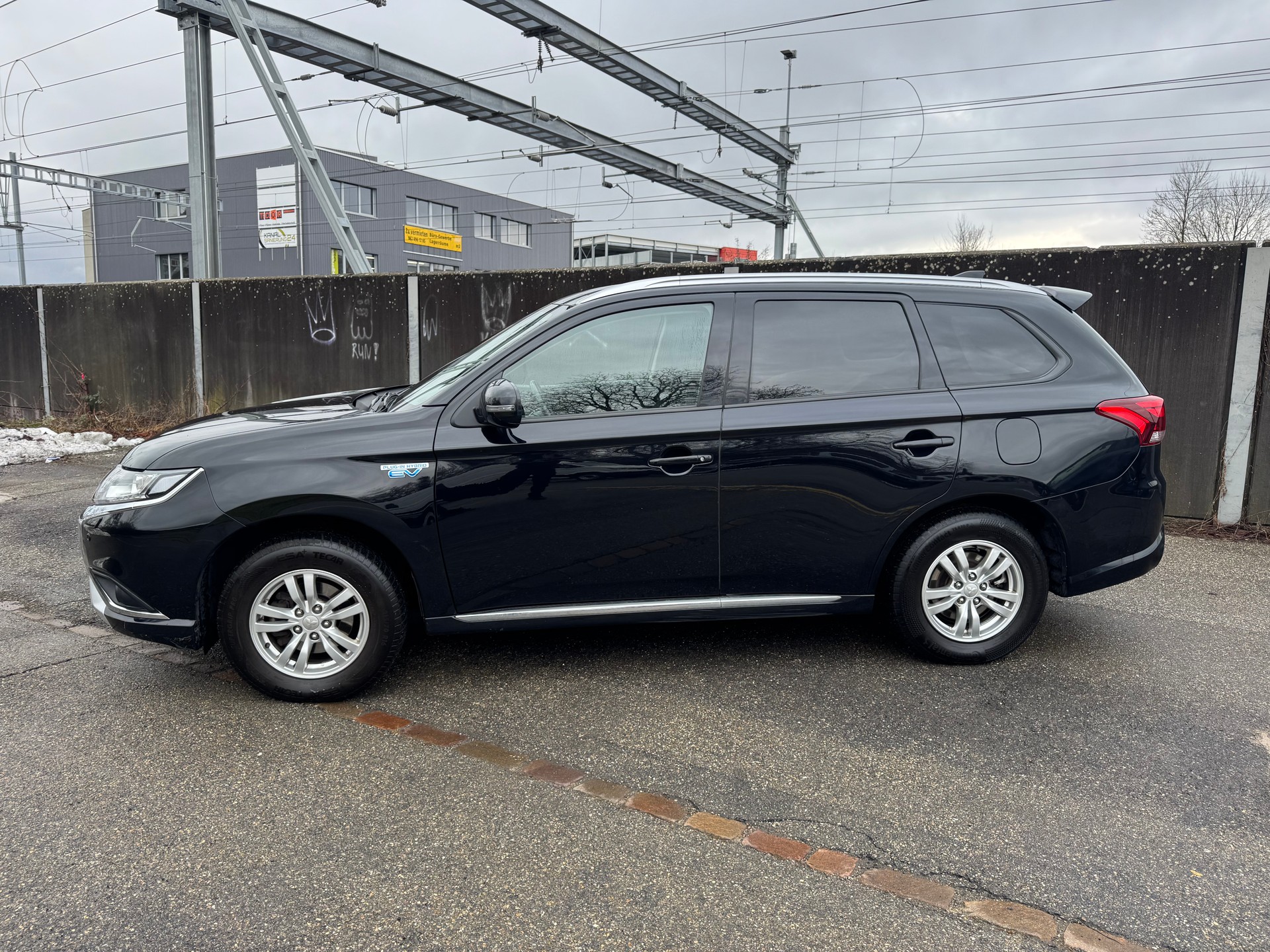 MITSUBISHI Outlander 2.4 PHEV Value 4WD Automatic-image-1