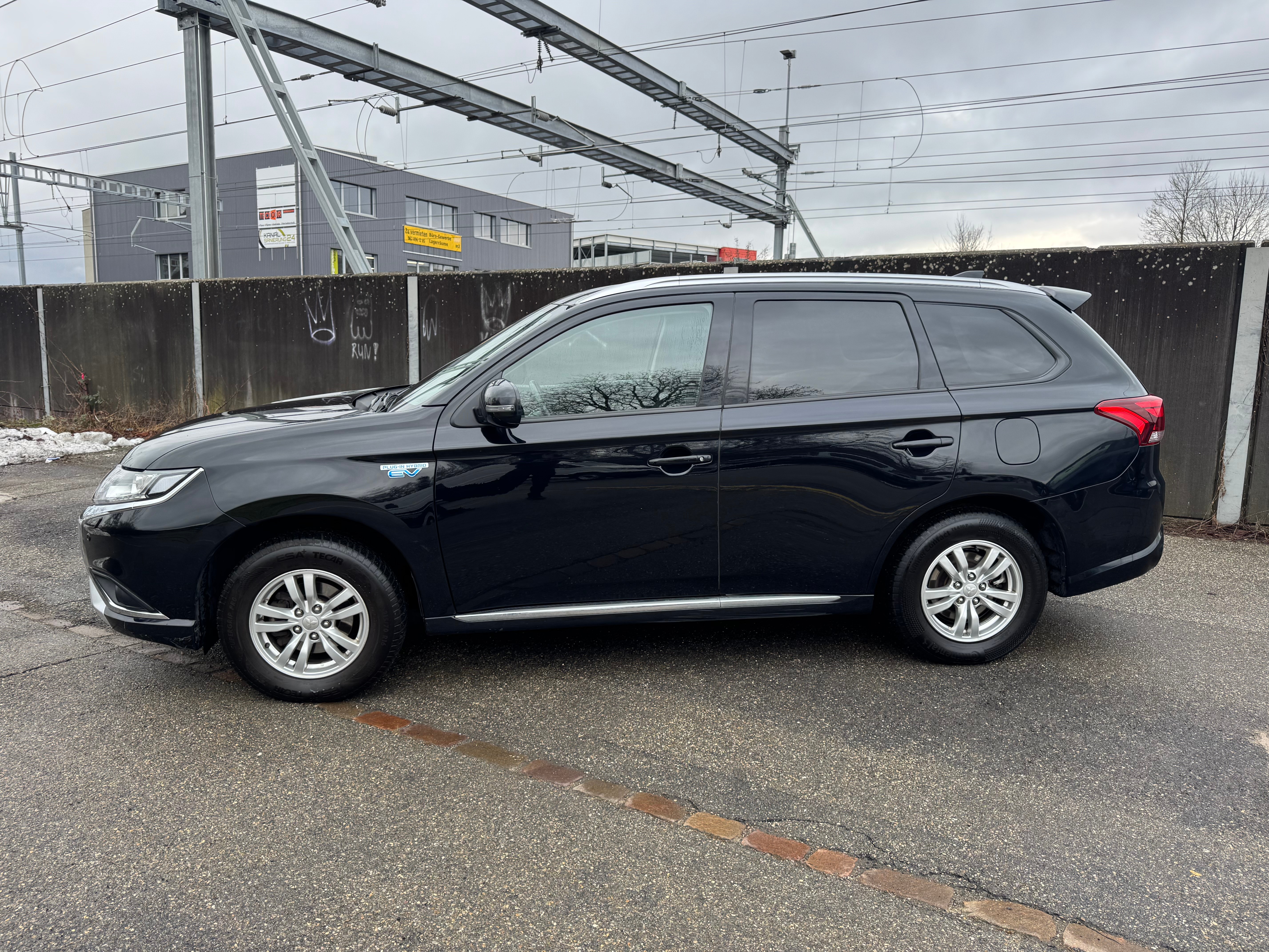 MITSUBISHI Outlander 2.4 PHEV Value 4WD Automatic — slika 2