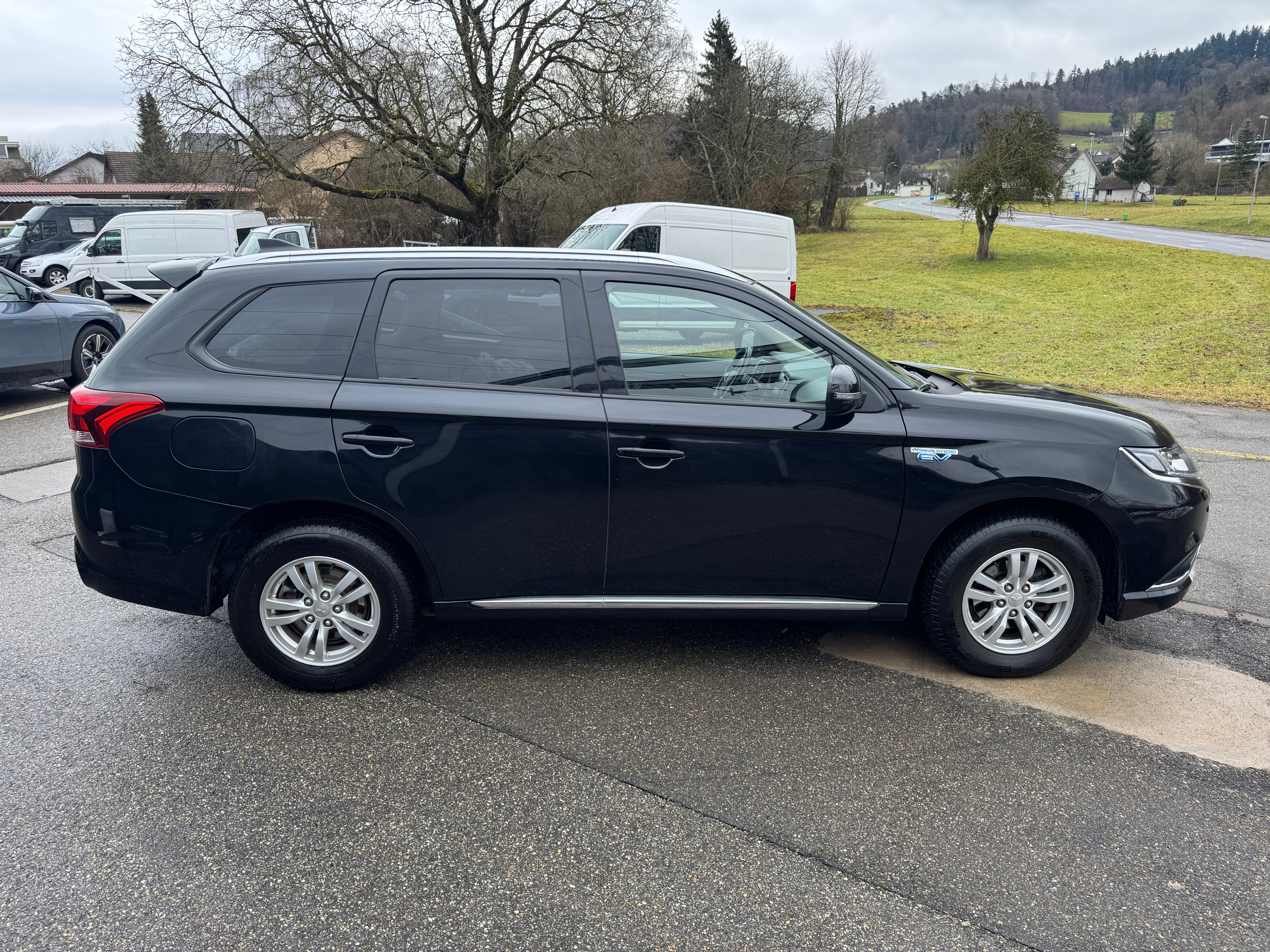 MITSUBISHI Outlander 2.4 PHEV Value 4WD Automatic — slika 5