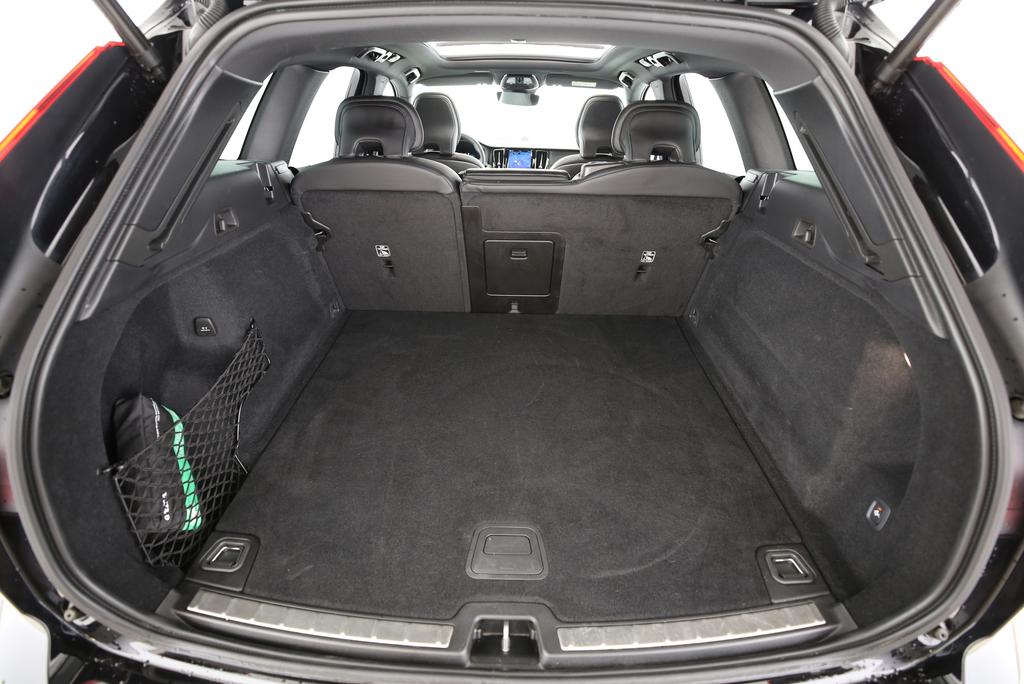 VOLVO XC60 2.0 B6 MH R-Design AWD-image-14