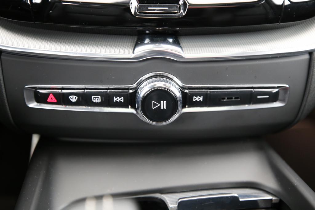 VOLVO XC60 2.0 B6 MH R-Design AWD-image-8