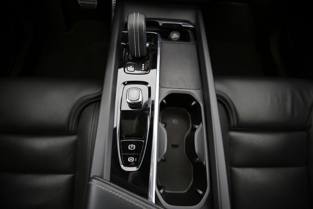 VOLVO XC60 2.0 B6 MH R-Design AWD-image-9