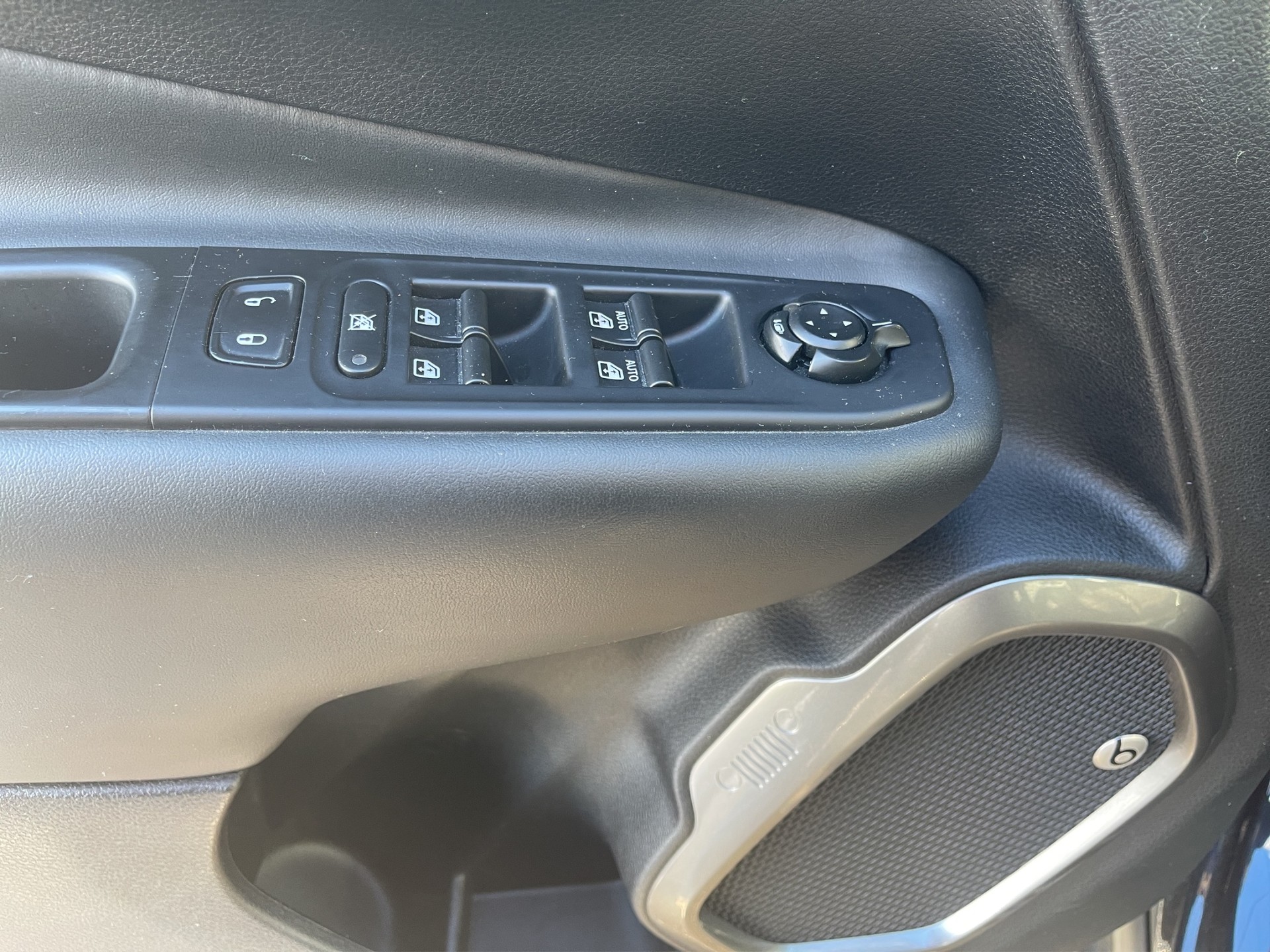 JEEP Renegade 1.4 Turbo Limited AWD-image-33