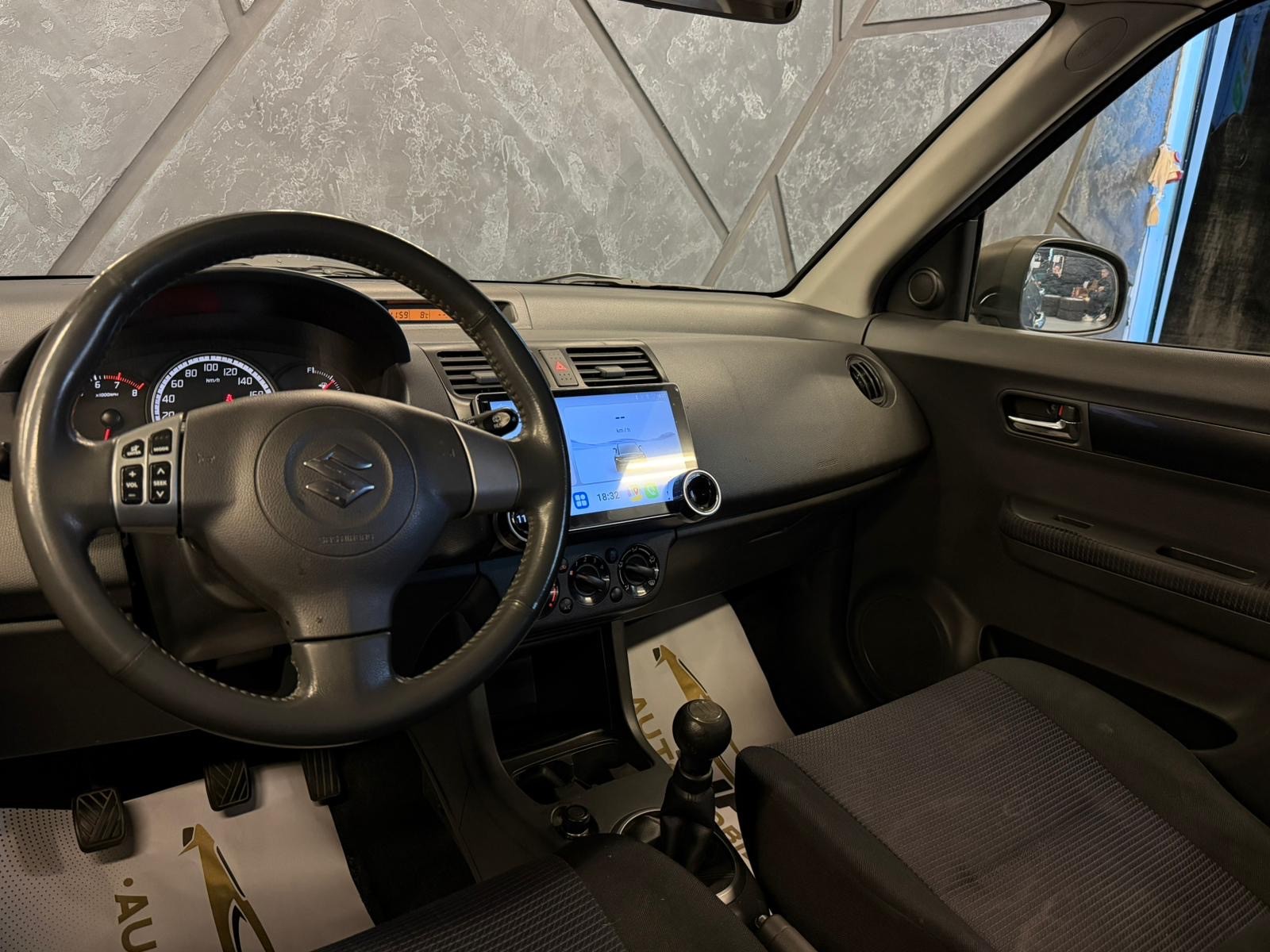 SUZUKI Swift 1.3i 16V GL Top-image-9