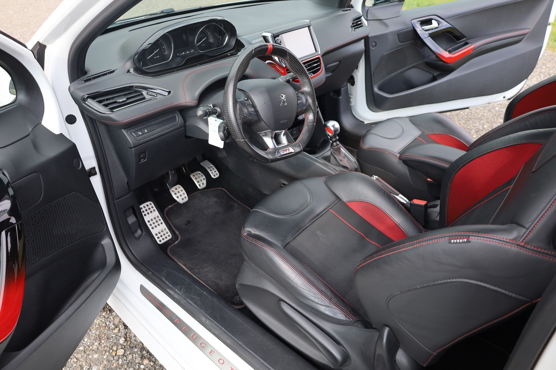 PEUGEOT 208 1.6 Turbo GTi-image-3