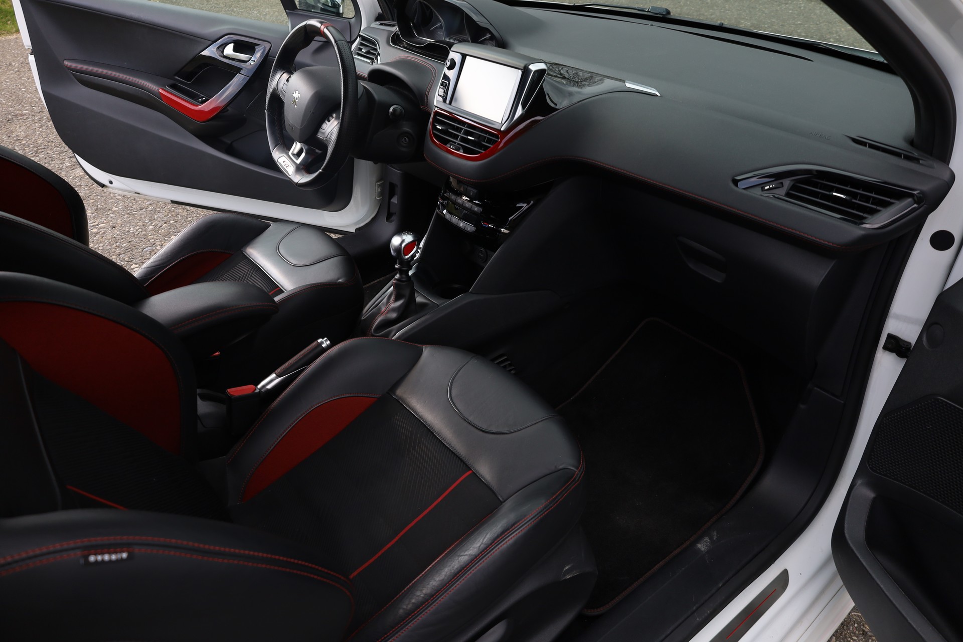 PEUGEOT 208 1.6 Turbo GTi-image-5