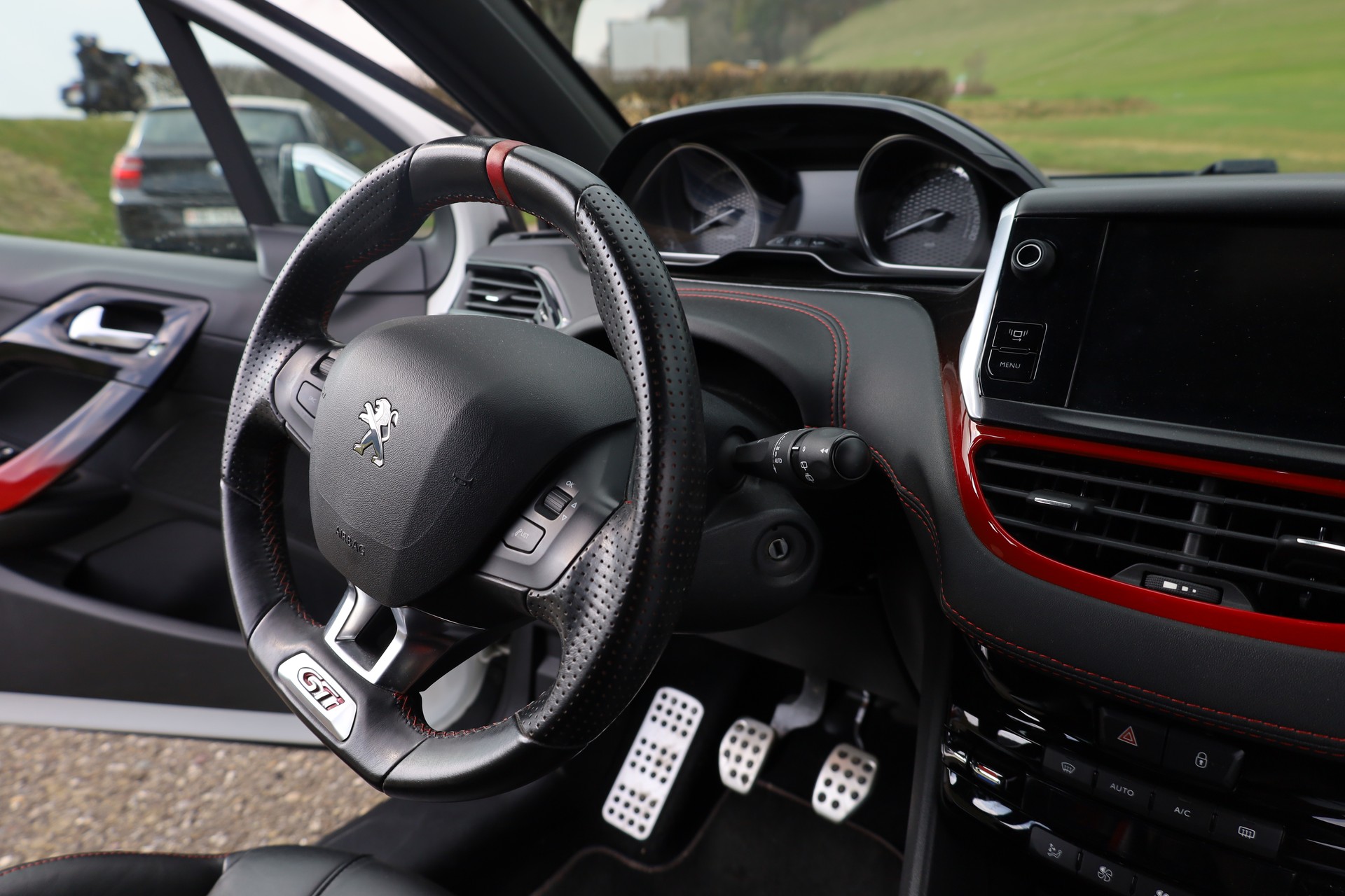 PEUGEOT 208 1.6 Turbo GTi-image-4