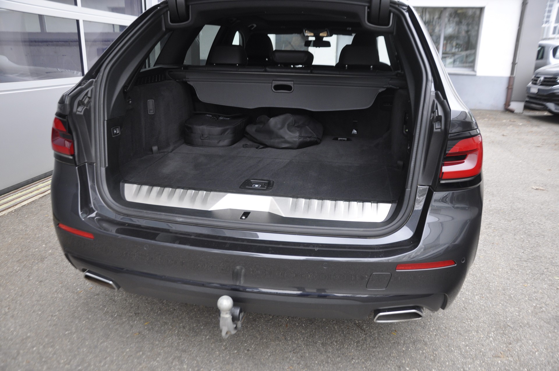 BMW 530e xDrive Touring Steptronic I Anhängerkupplung-image-13