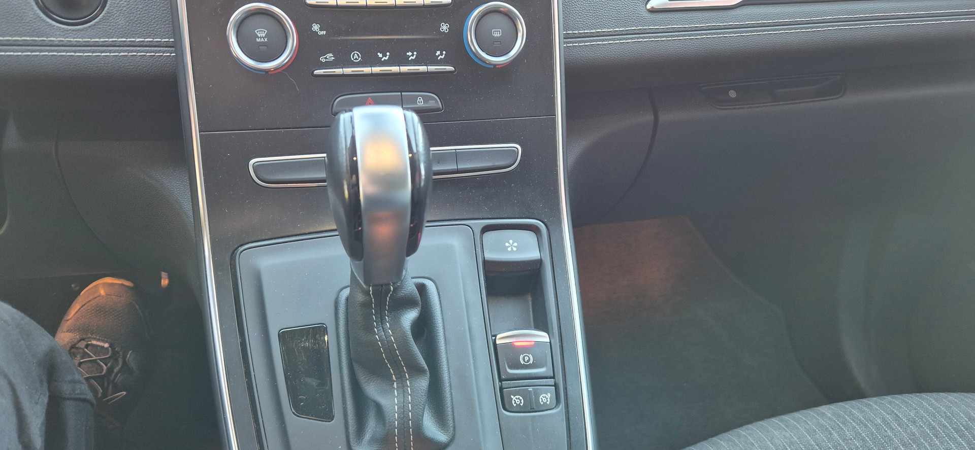 RENAULT Grand Scénic 1.3 16V Turbo Black Edition EDC-image-9
