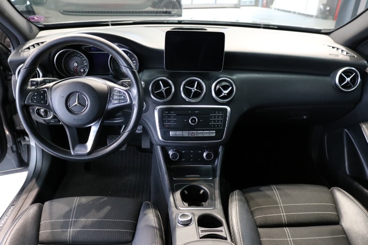 MERCEDES-BENZ A 200 Night Star 7G-DCT-image-2