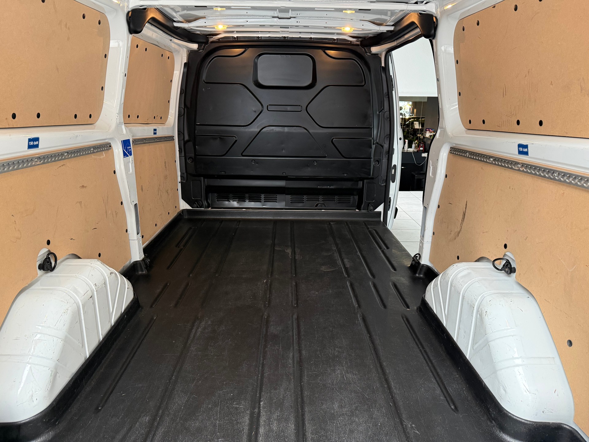 FORD Transit Custom Van 300 L2H1 Trend A-image-15