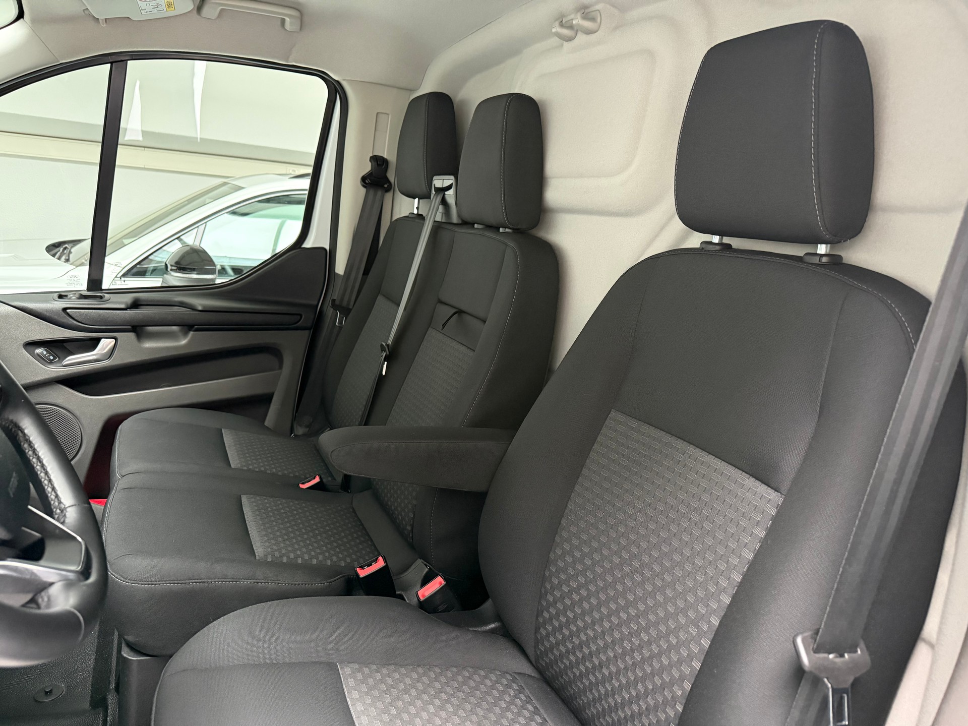 FORD Transit Custom Van 300 L2H1 Trend A-image-9