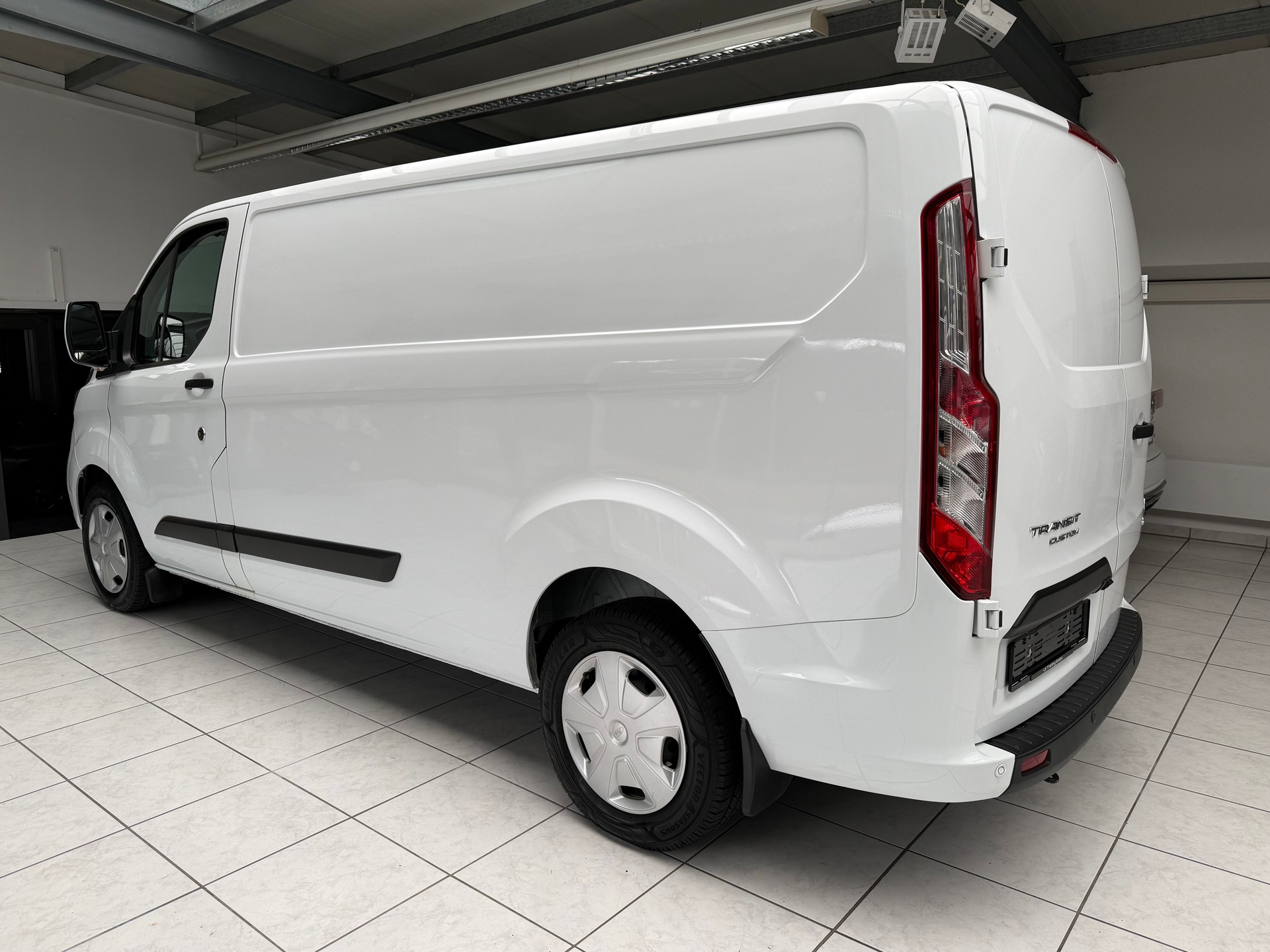 FORD Transit Custom Van 300 L2H1 Trend A-image-2
