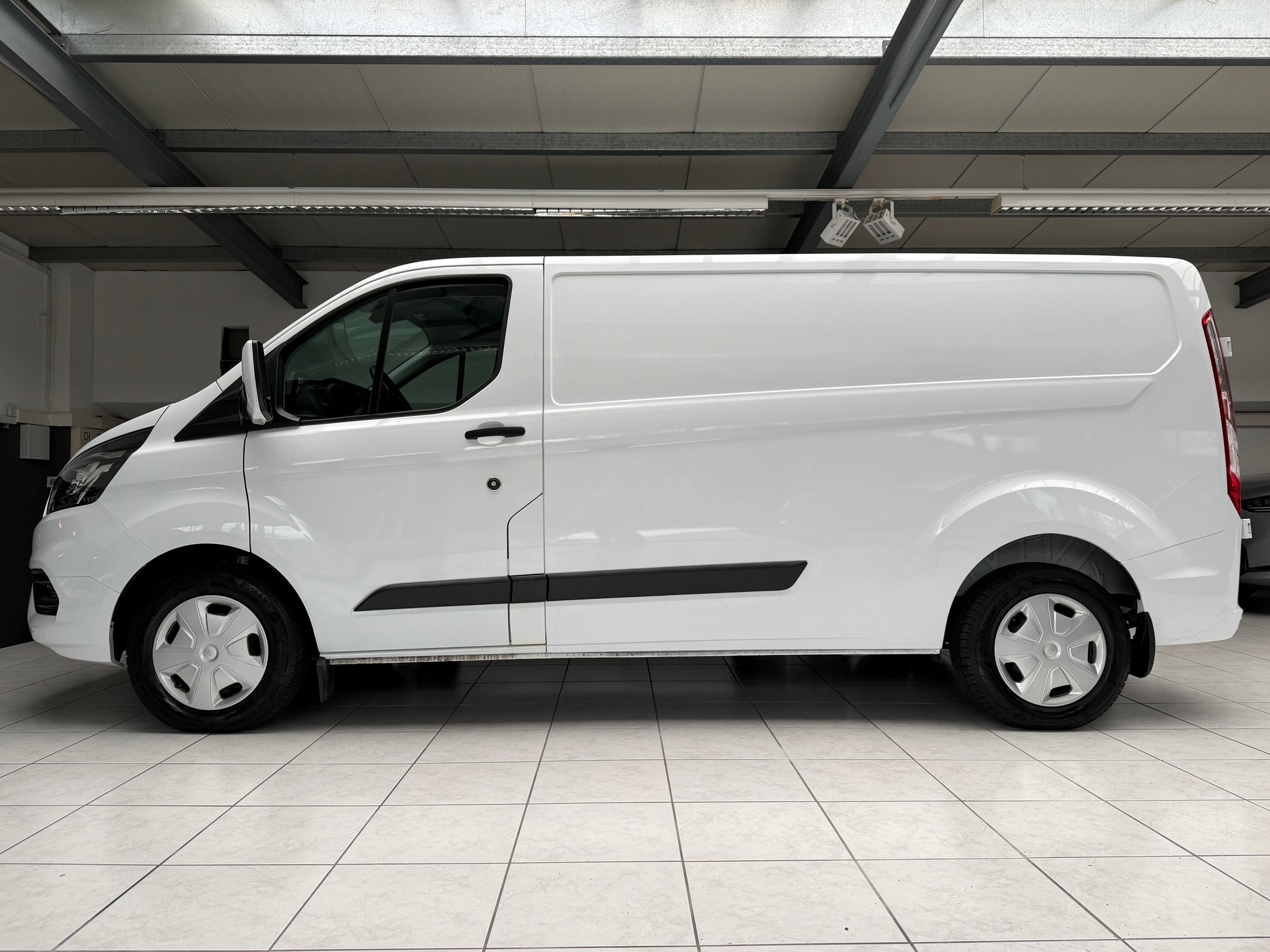 FORD Transit Custom Van 300 L2H1 Trend A-image-1