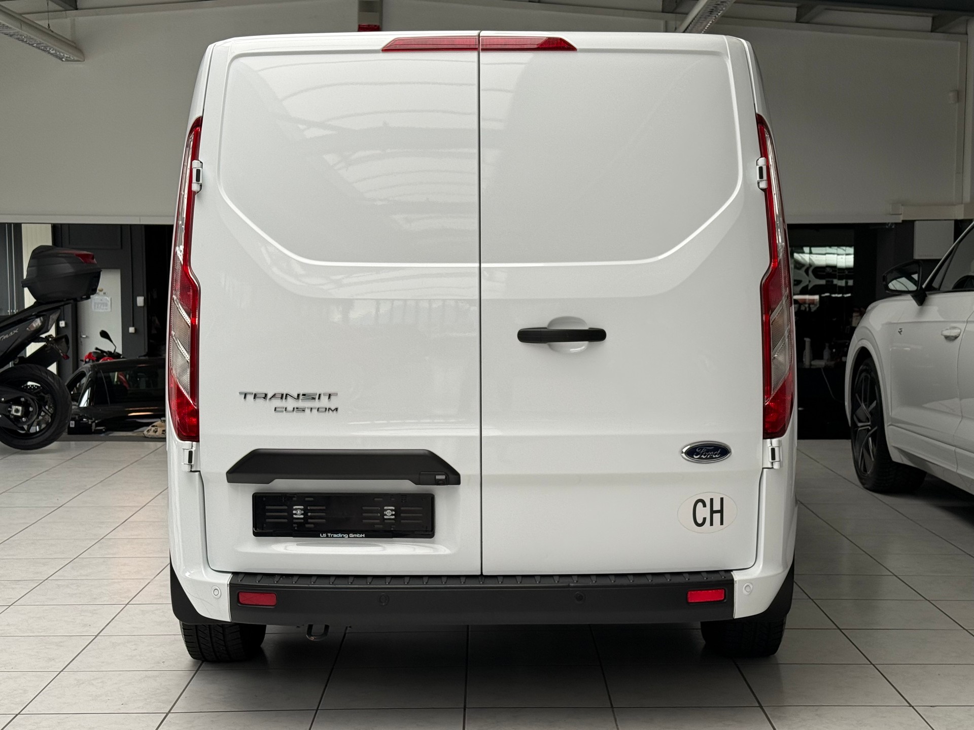 FORD Transit Custom Van 300 L2H1 Trend A-image-3